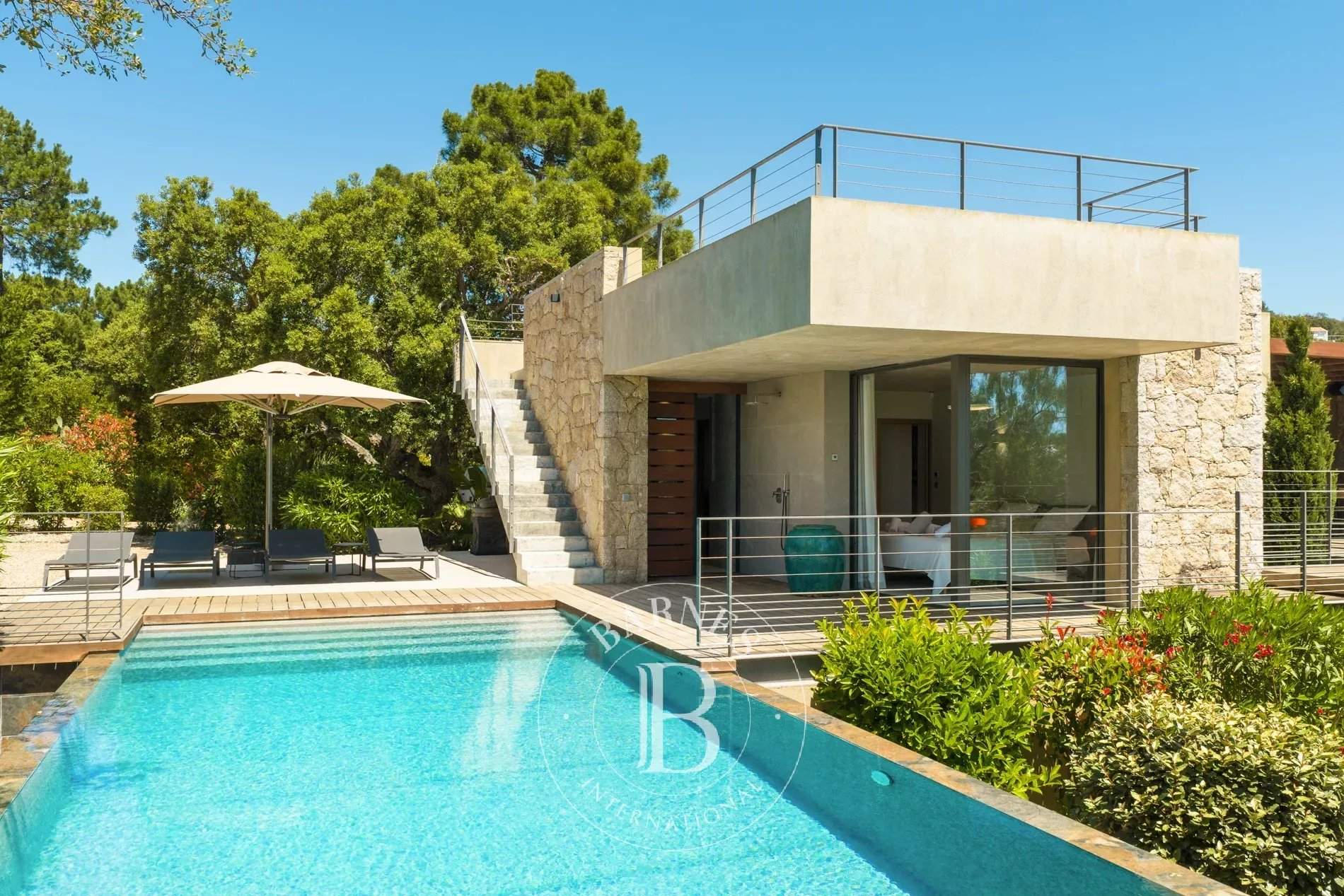 Porto-Vecchio, Domaine de Cala Rossa, villa 4 bedrooms, swimming pool and beach at walking distance, picture 2