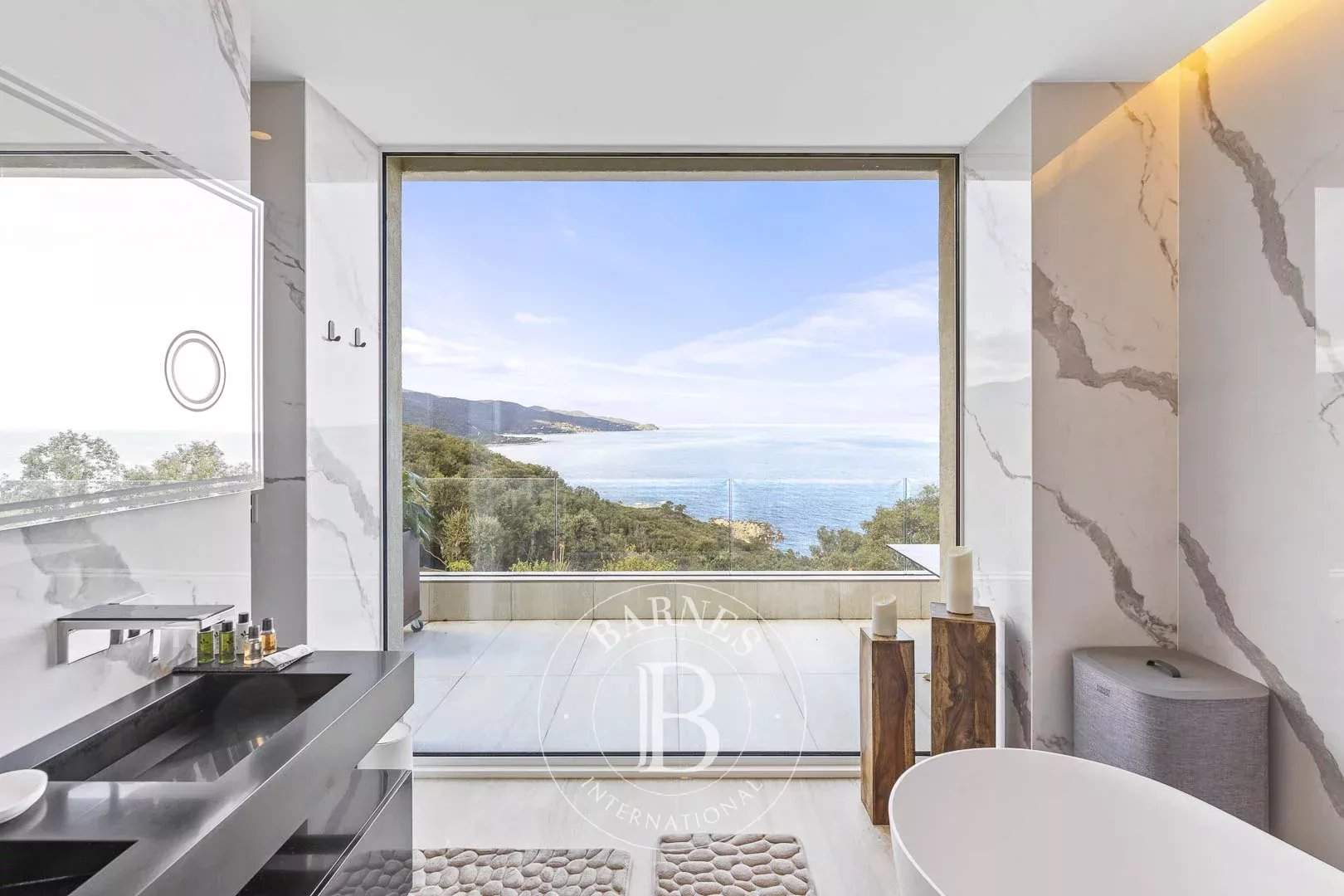 Favone, Villa, Vue mer panoramique, 7 chambres, proche plage, piscine, Cinéma, Salle de sport, Sauna, Hammam, Salle d'arcade, Terrain de pétanque picture 15