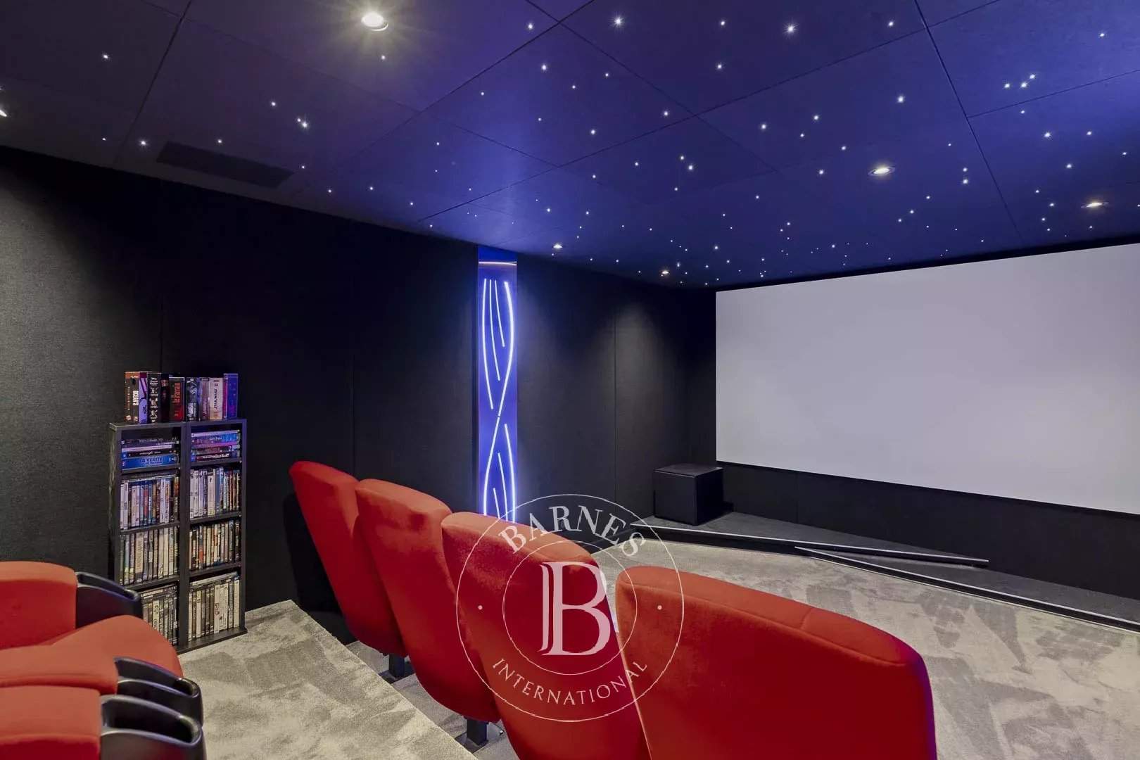 Favone, Villa, Vue mer panoramique, 7 chambres, proche plage, piscine, Cinéma, Salle de sport, Sauna, Hammam, Salle d'arcade, Terrain de pétanque picture 16