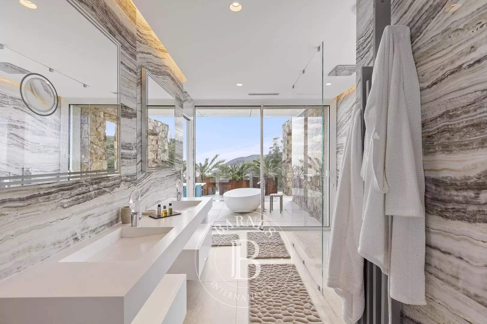 Favone, Villa, Vue mer panoramique, 7 chambres, proche plage, piscine, Cinéma, Salle de sport, Sauna, Hammam, Salle d'arcade, Terrain de pétanque picture 10