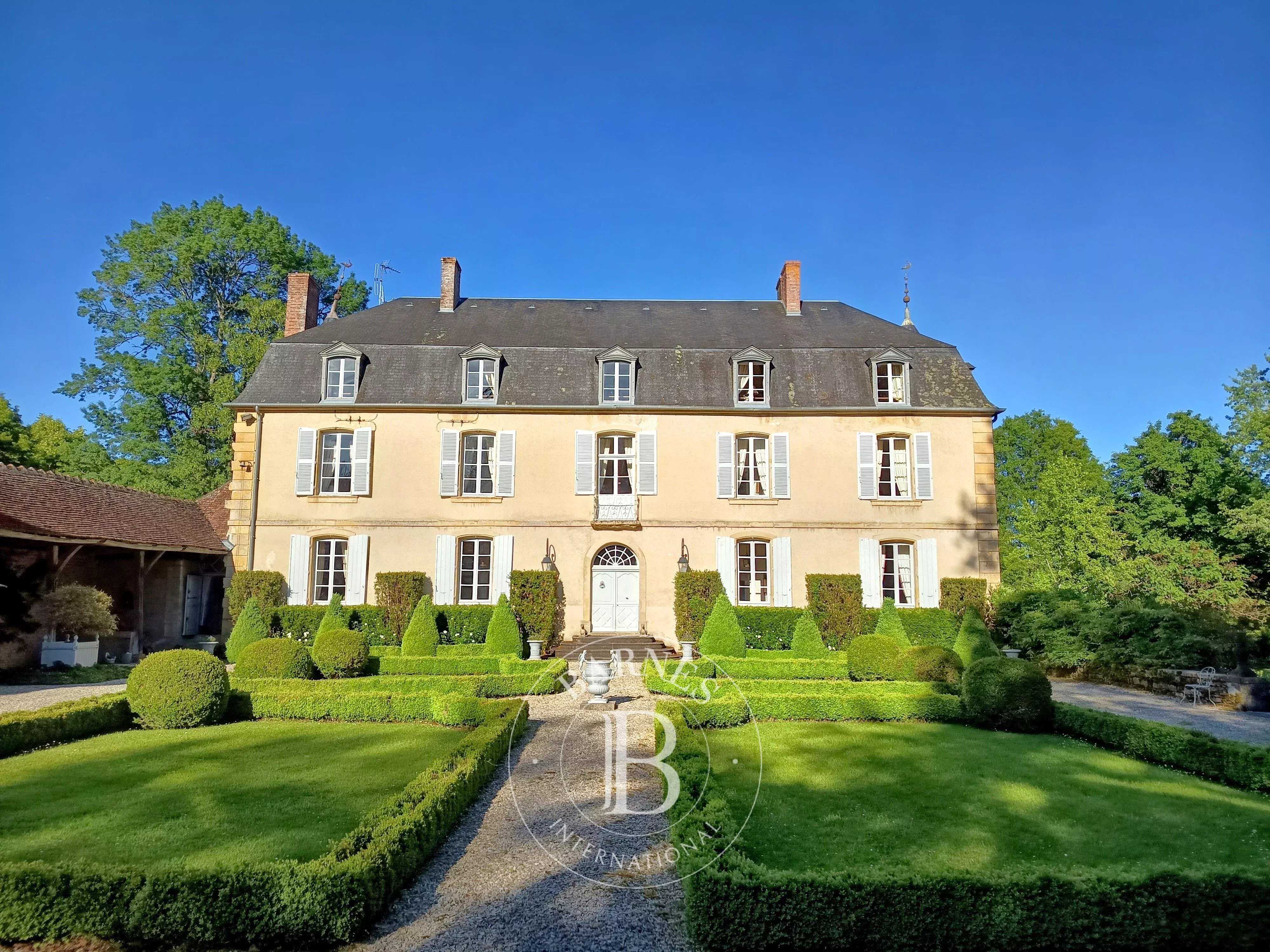 Bona  - Château 15 Pi&egrave;ces 8 Chambres