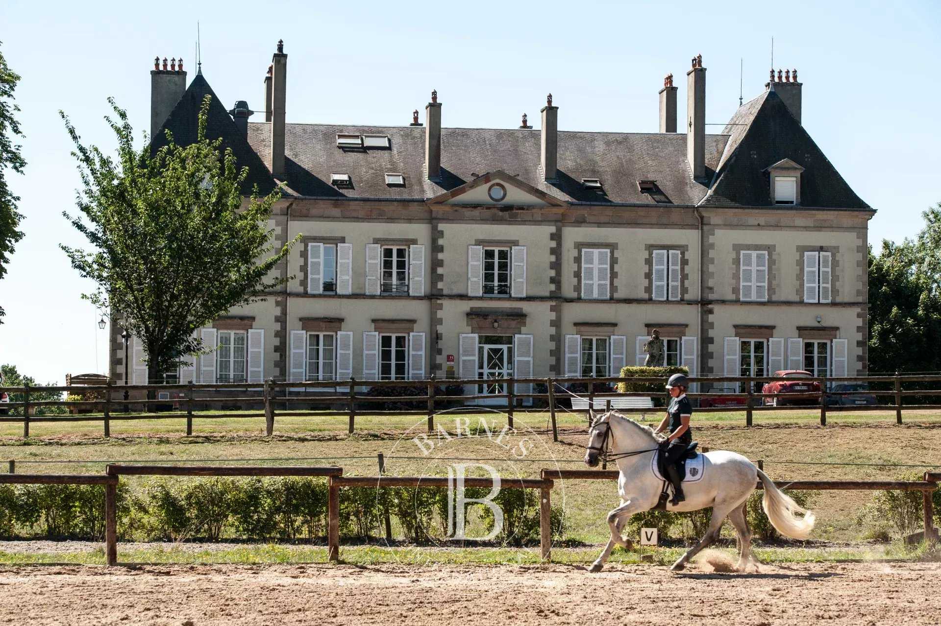 Ygrande  - Domaine équestre 