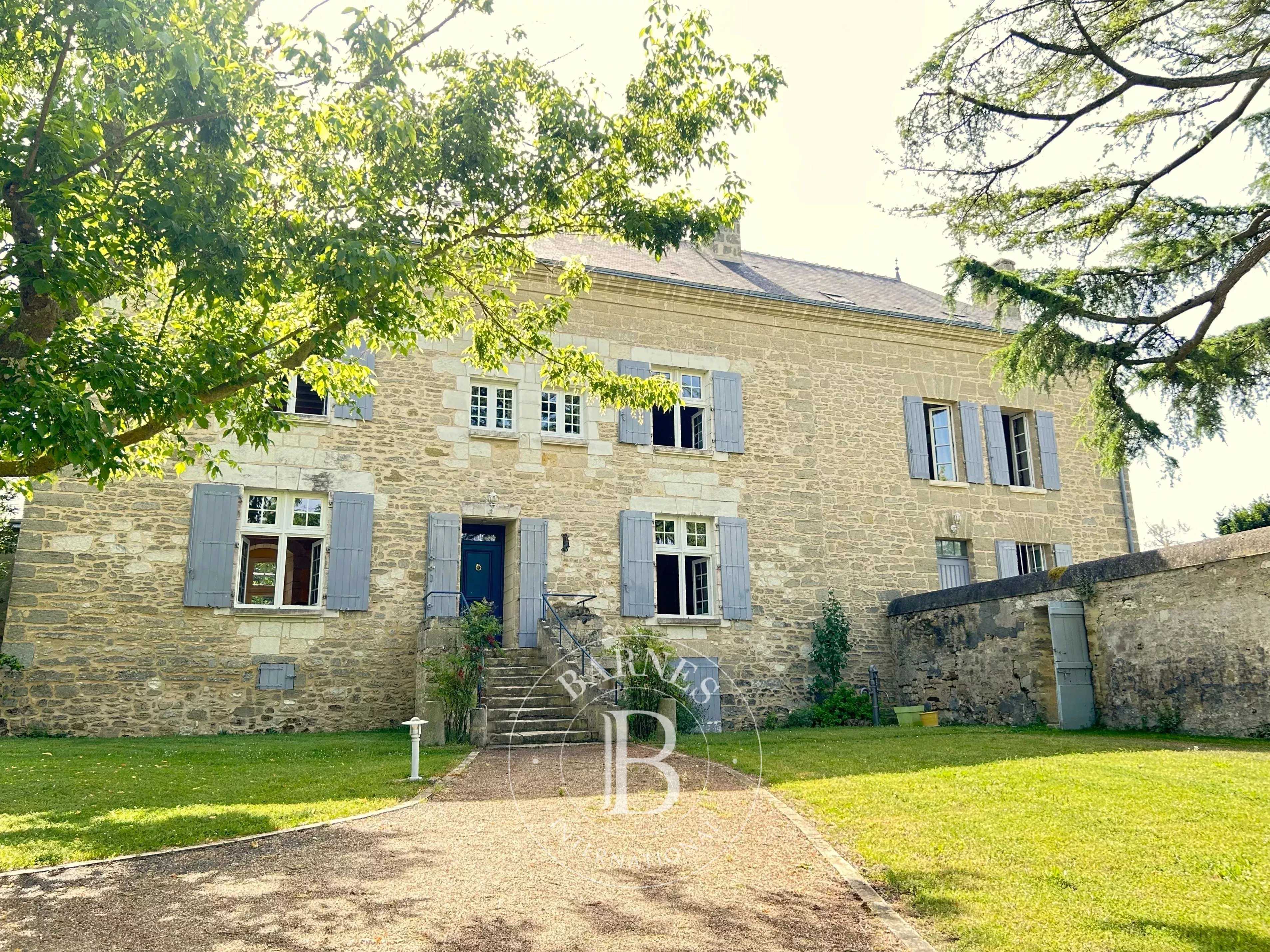 Doué-en-Anjou  - Propriété 11 Pi&egrave;ces 6 Chambres