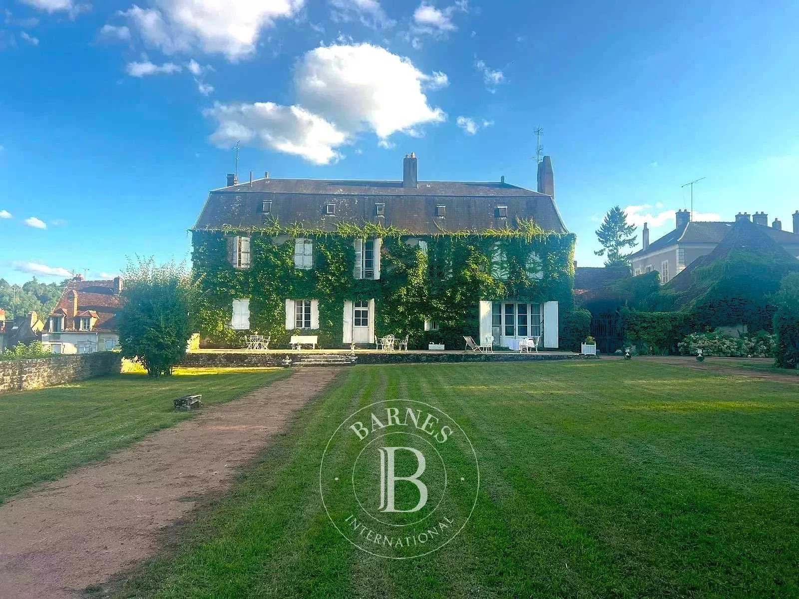 Clamecy  - Propriété 14 Pi&egrave;ces 5 Chambres