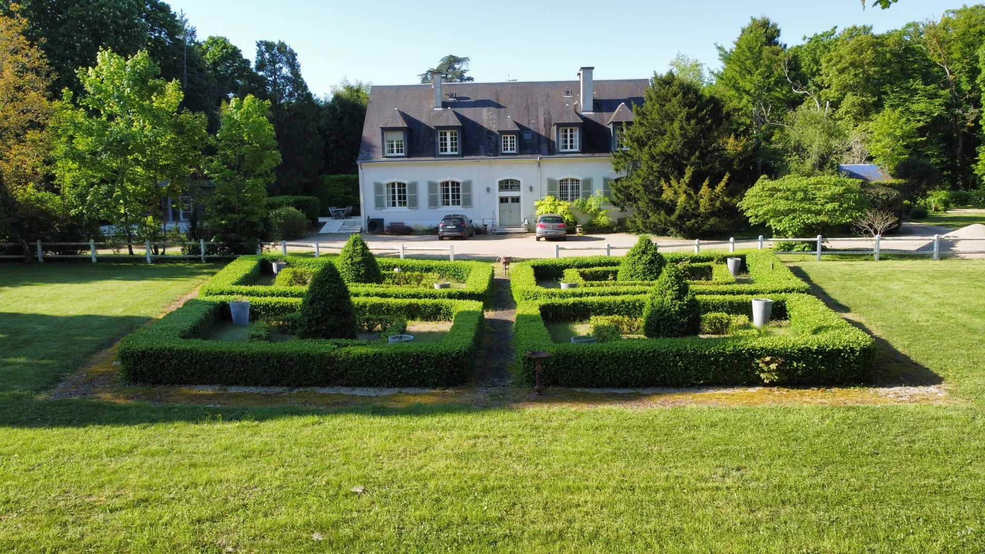 Bourges  - Propriété 11 Pi&egrave;ces 7 Chambres