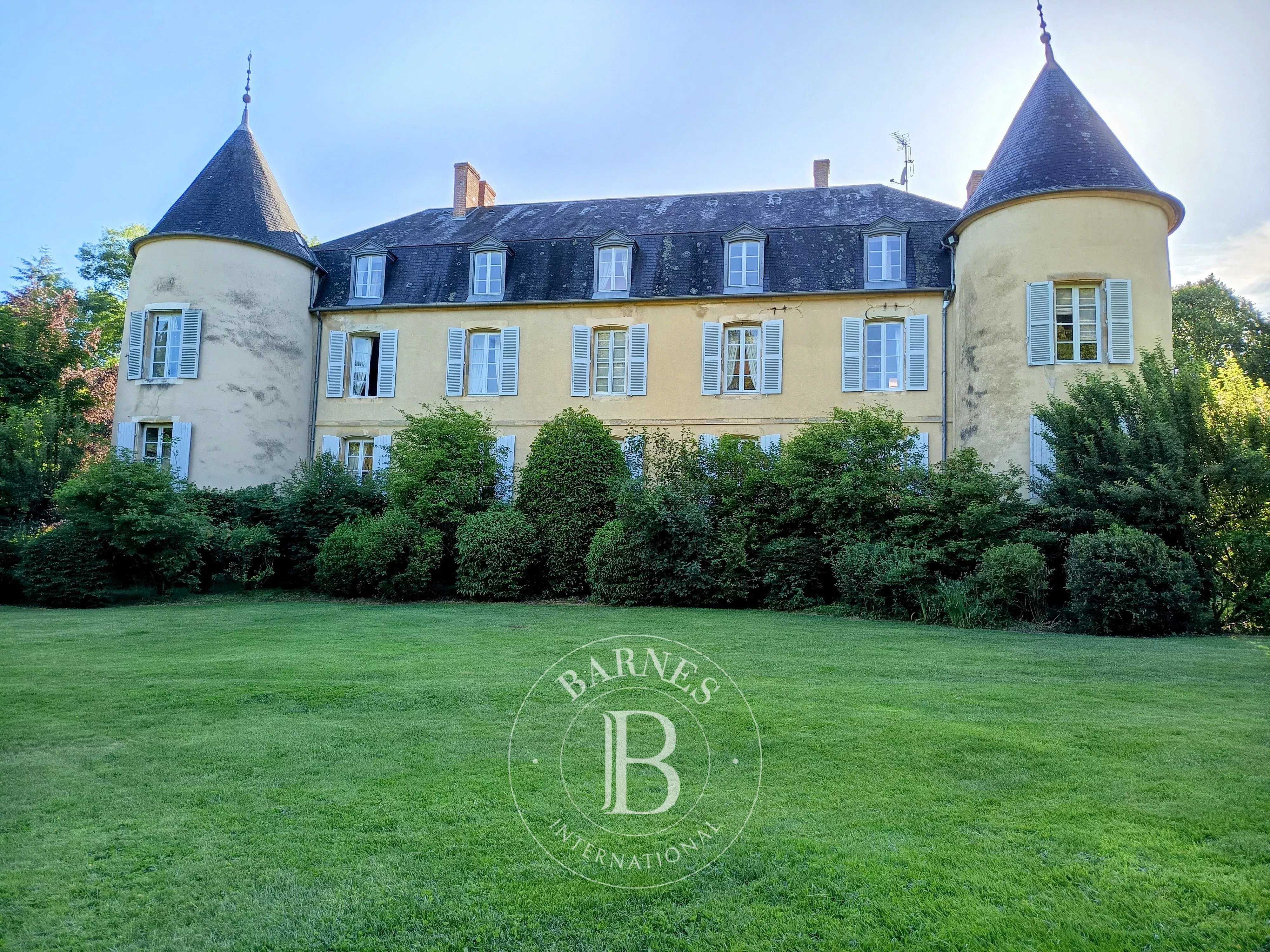 Bona  - Château 15 Pi&egrave;ces 8 Chambres