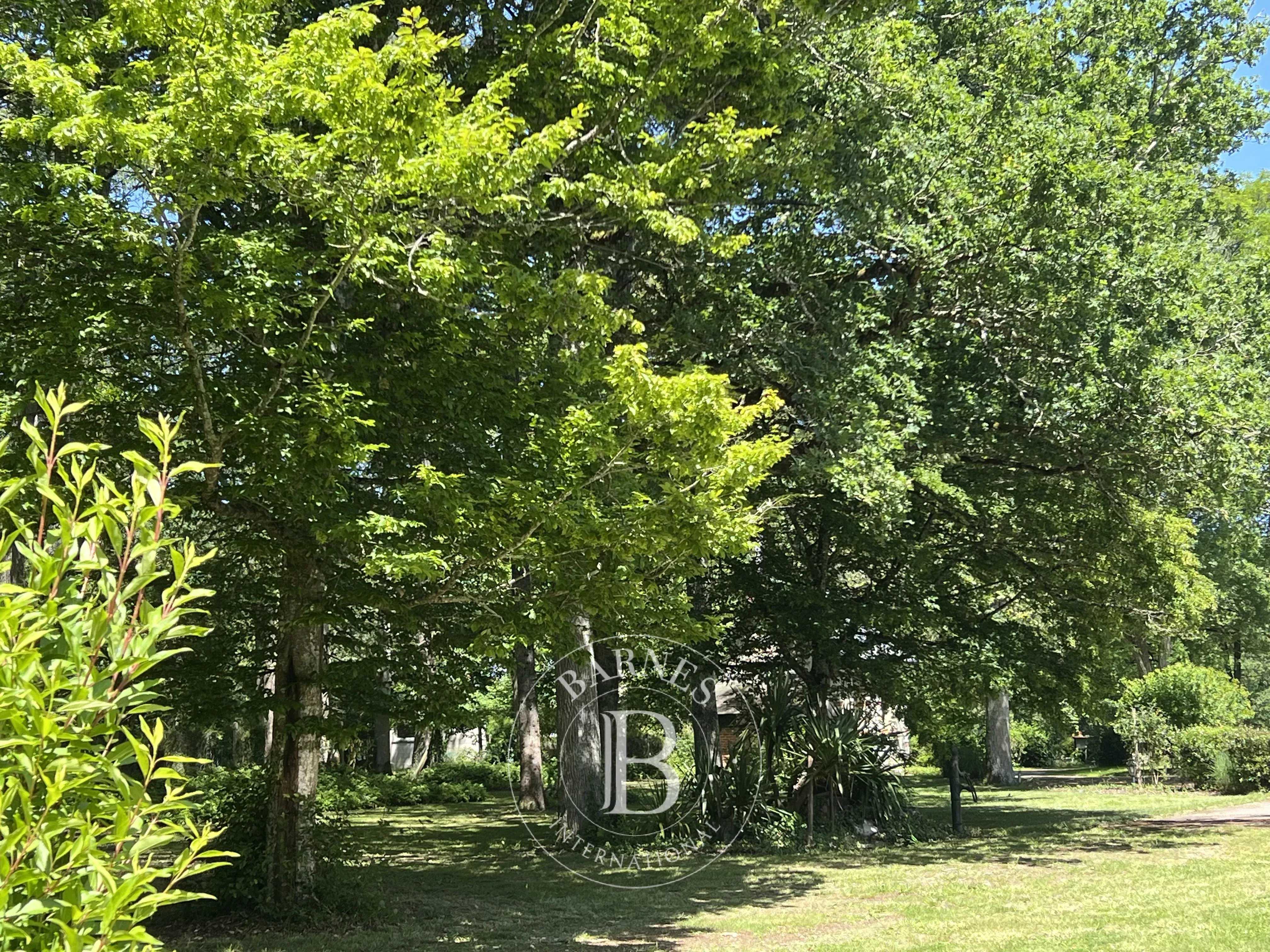 Charentilly  - Propriété 12 Pi&egrave;ces 5 Chambres
