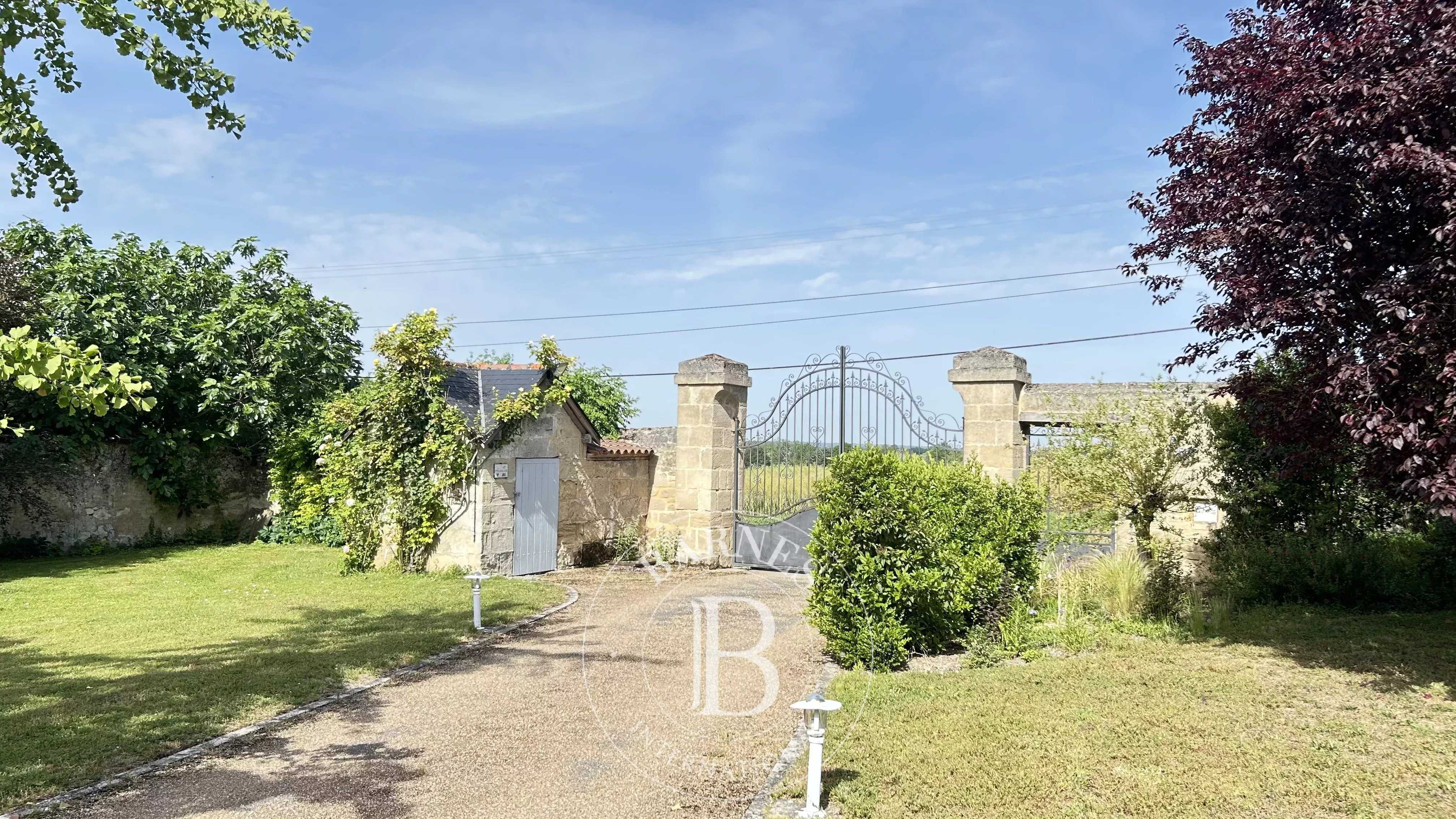 Doué-en-Anjou  - Propriété 11 Pi&egrave;ces 6 Chambres