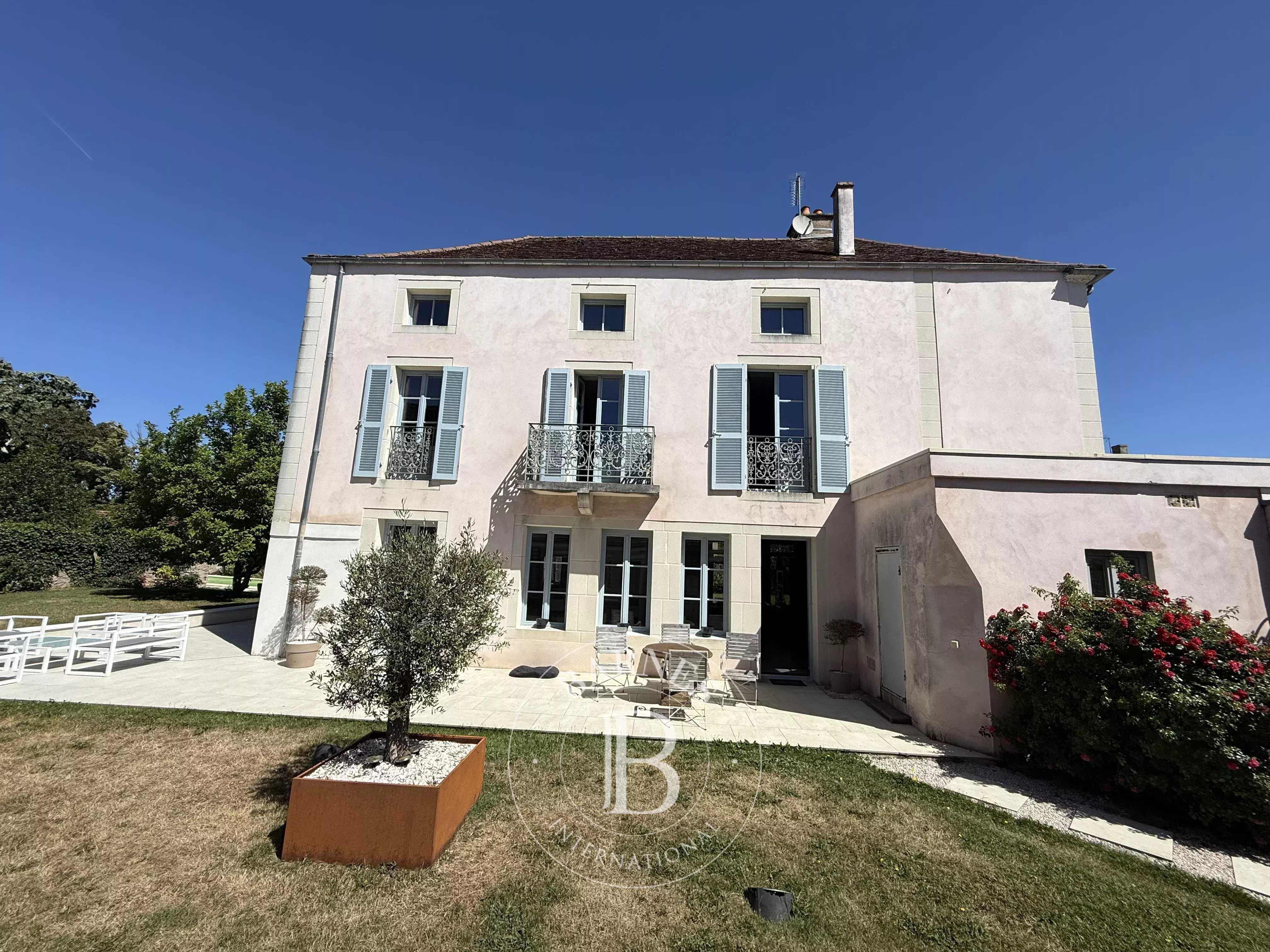Semur-en-Auxois  - Maison de ville 10 Pi&egrave;ces 60 Chambres
