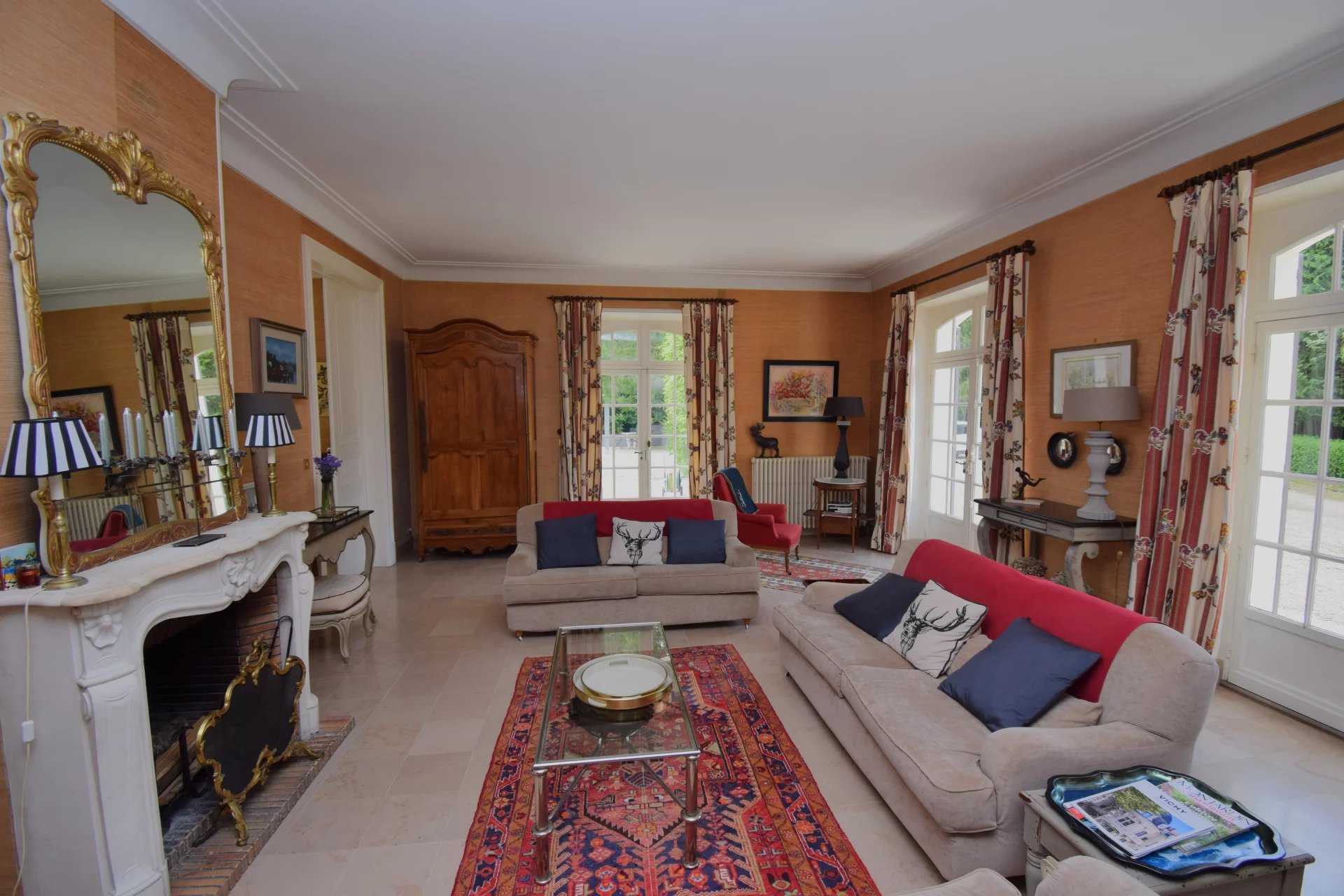 Bourges  - Propriété 11 Pi&egrave;ces 7 Chambres