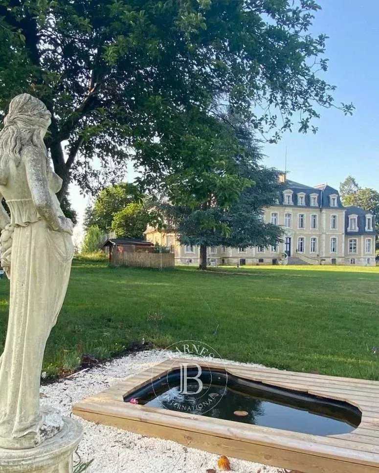 Montluçon  - Château 36 Pi&egrave;ces 11 Chambres