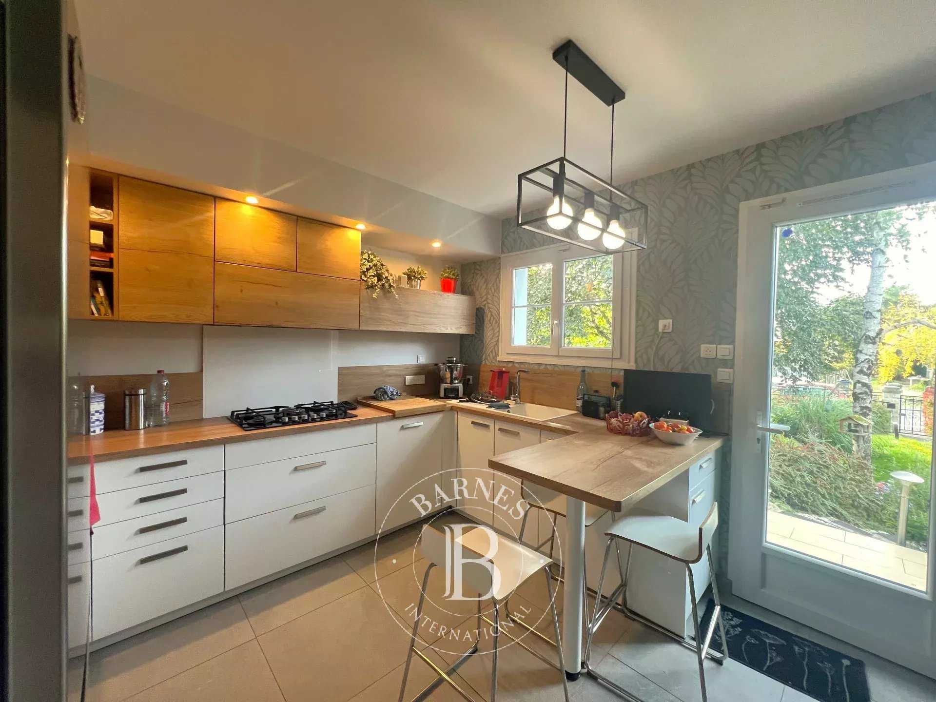 Fondettes  - Maison 8 Pi&egrave;ces 5 Chambres