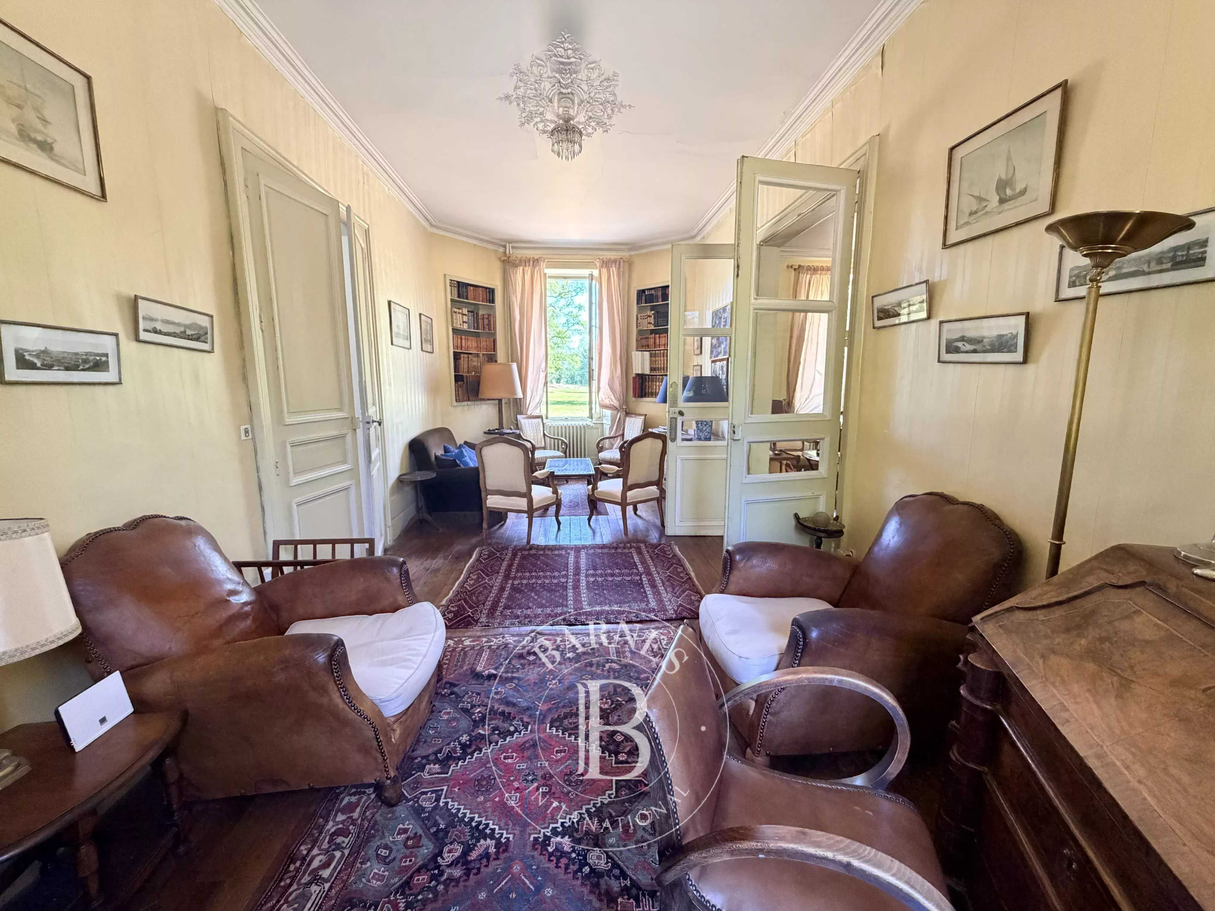 Vatan  - Château 19 Pi&egrave;ces 13 Chambres