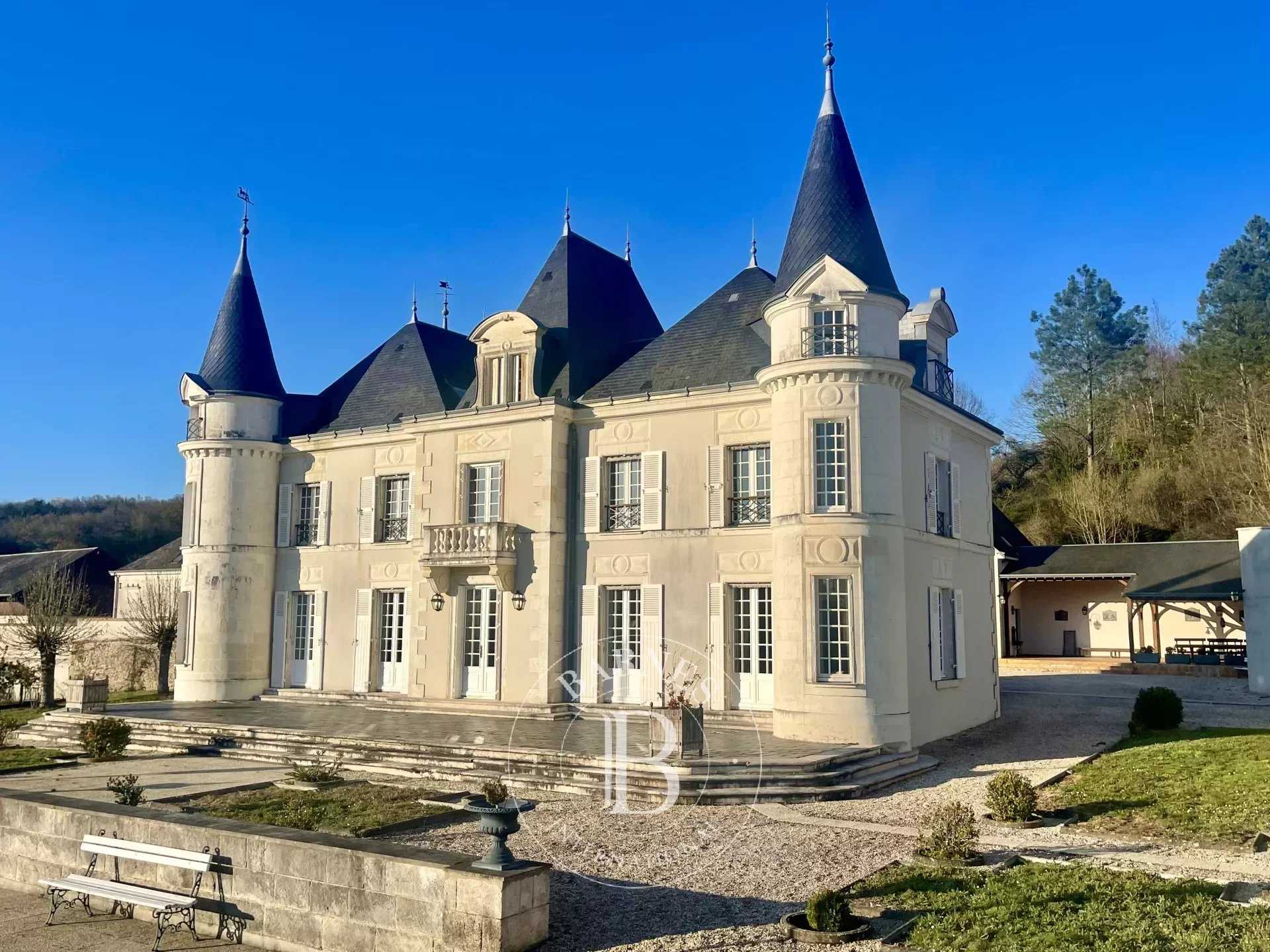 Château Tours  -  ref 82270765 (picture 1)