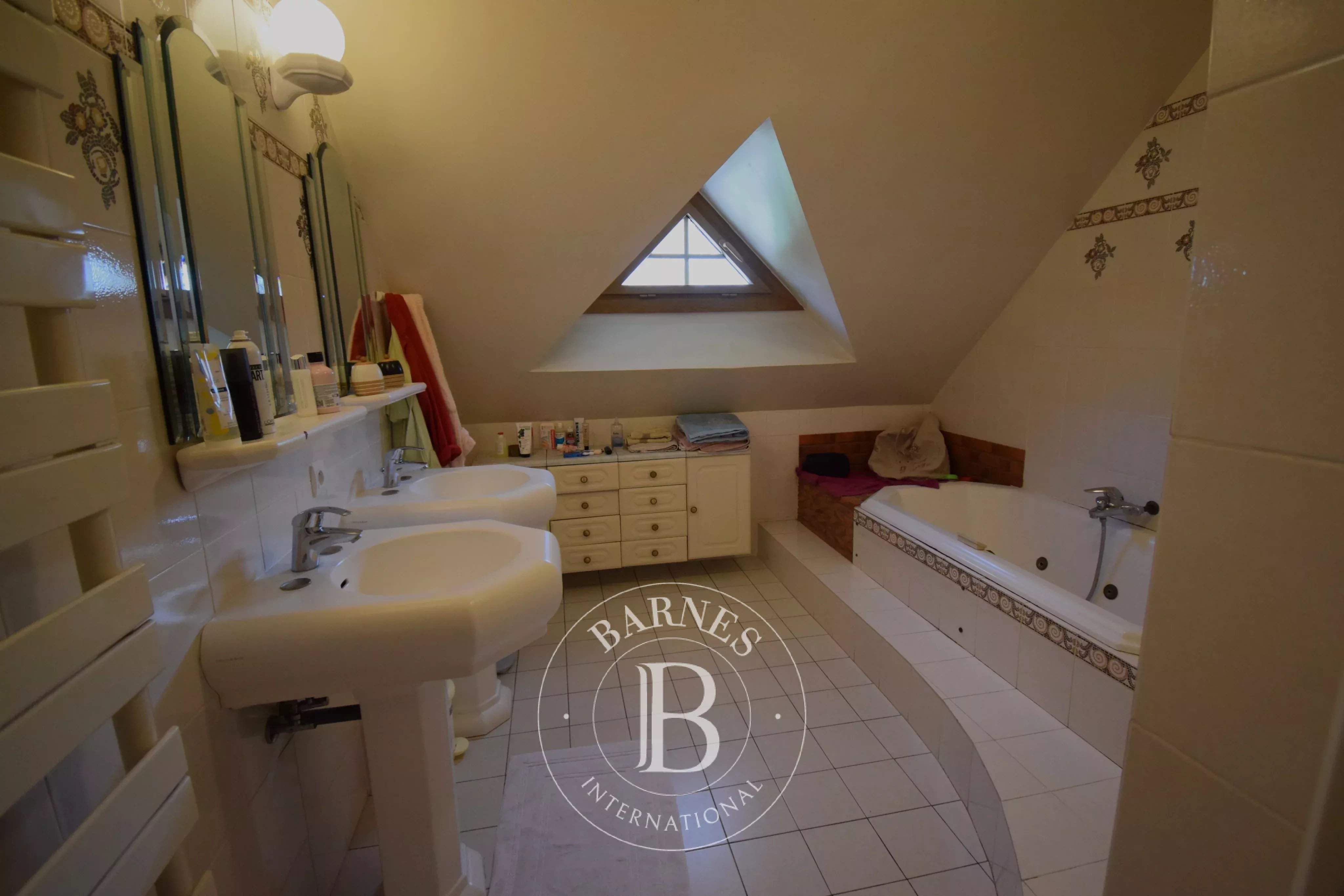 Vierzon  - Maison 7 Pi&egrave;ces 5 Chambres - picture 8