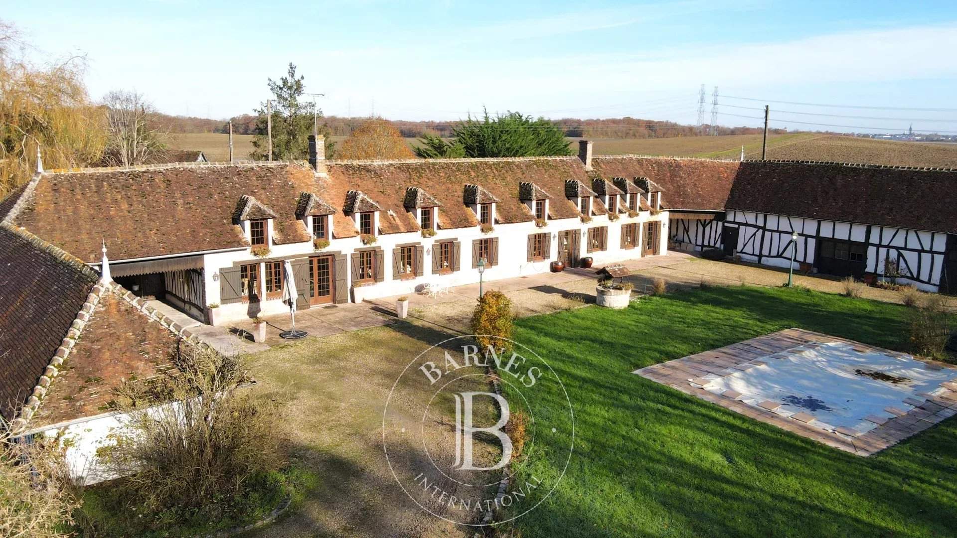 Montbarrois  - House 4 Bedrooms - picture 1