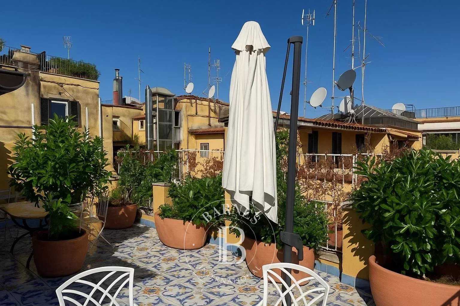 Roma  - Ático 9 Cuartos 3 Habitaciones