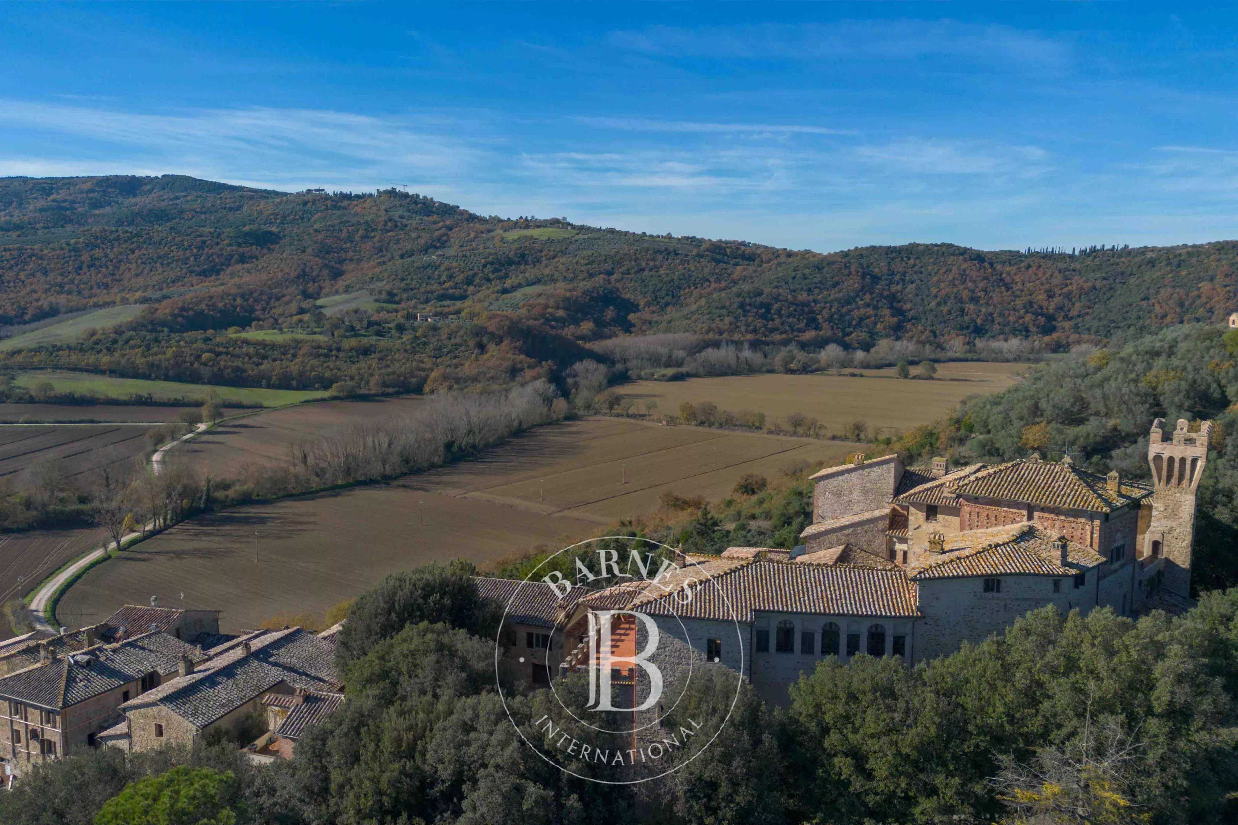 Marsciano  - Château 30 Pi&egrave;ces 9 Chambres
