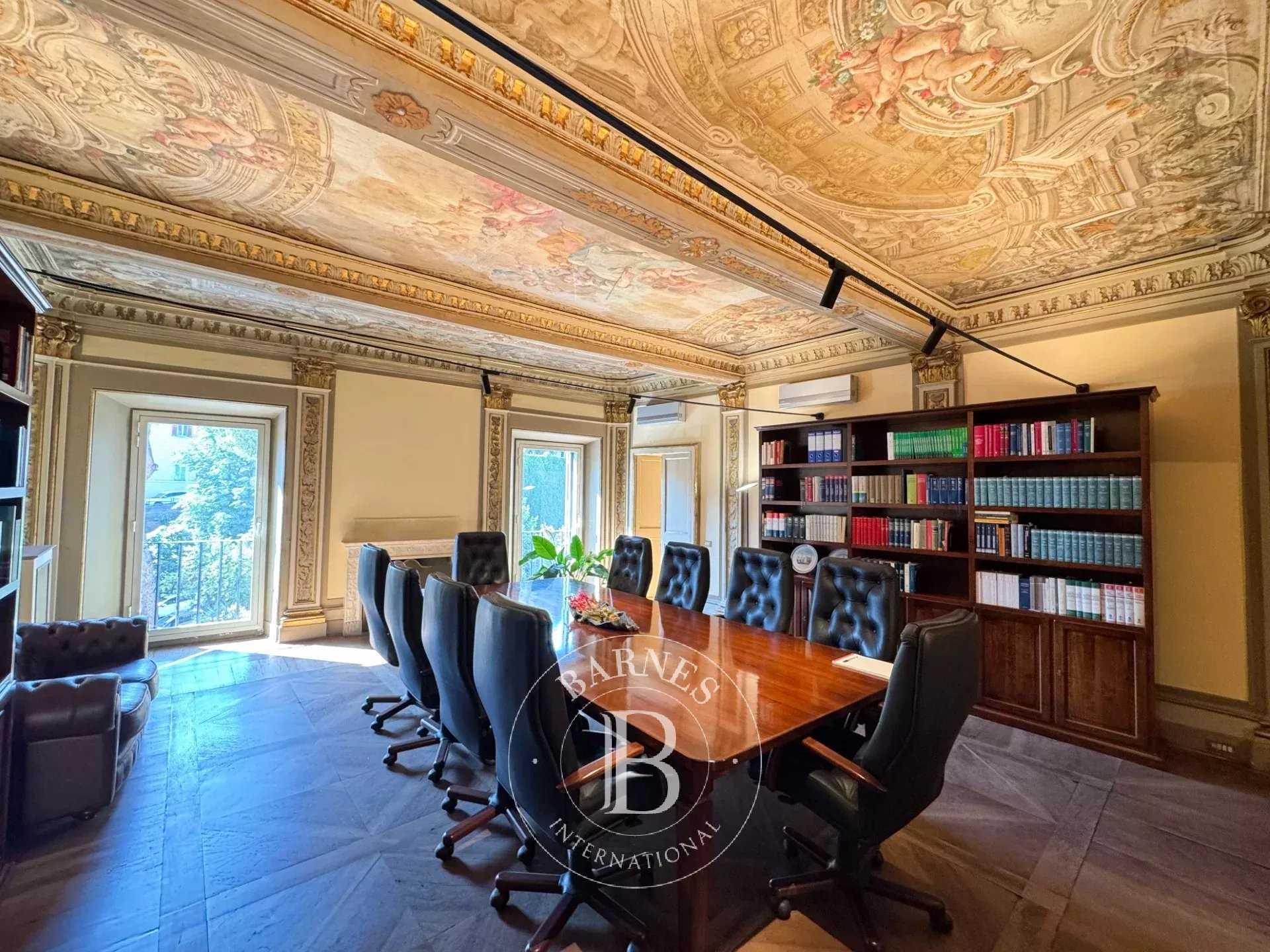 Roma  - Bureaux 10 Pièces