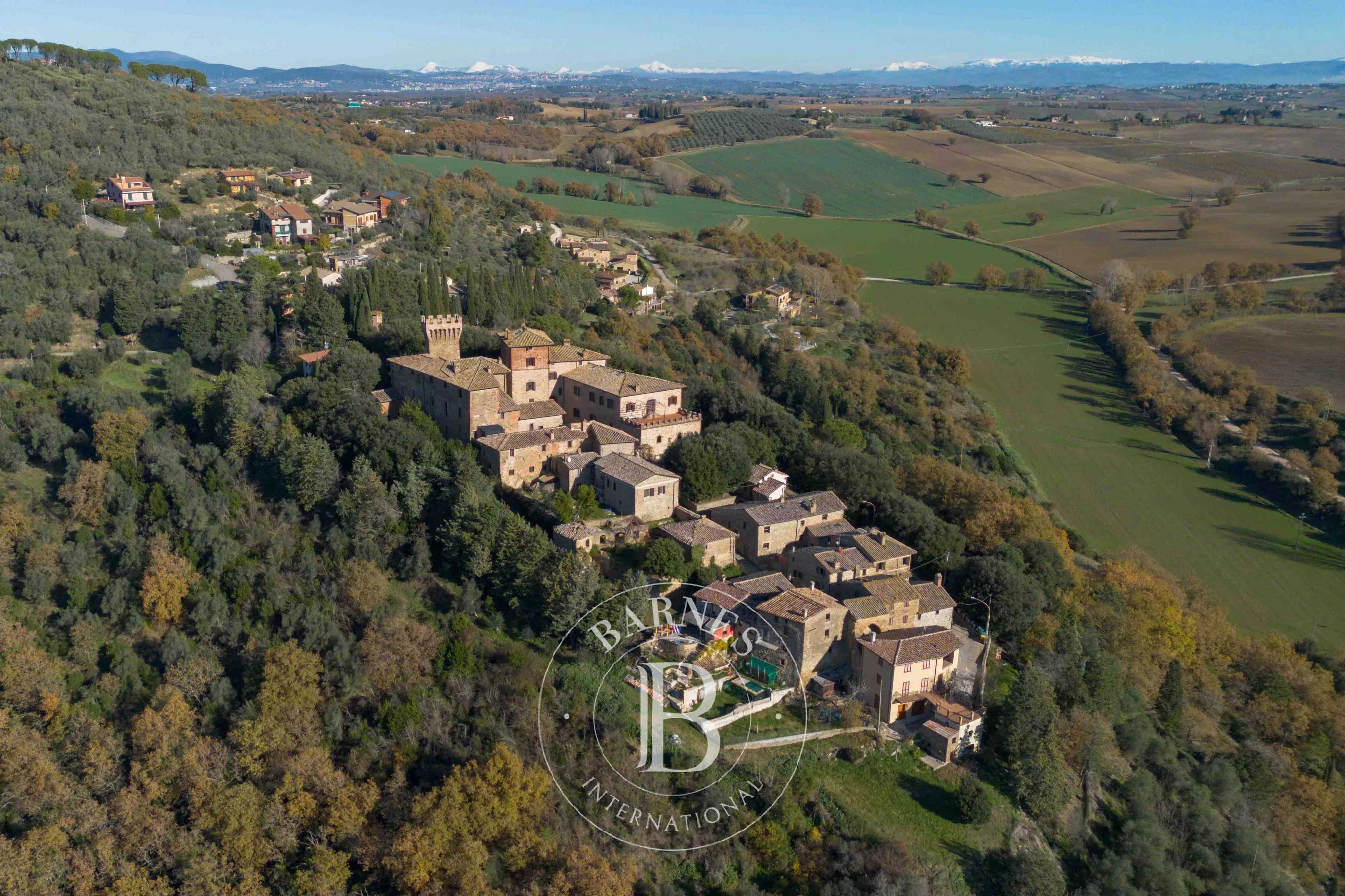 Marsciano  - Château 30 Pi&egrave;ces 9 Chambres