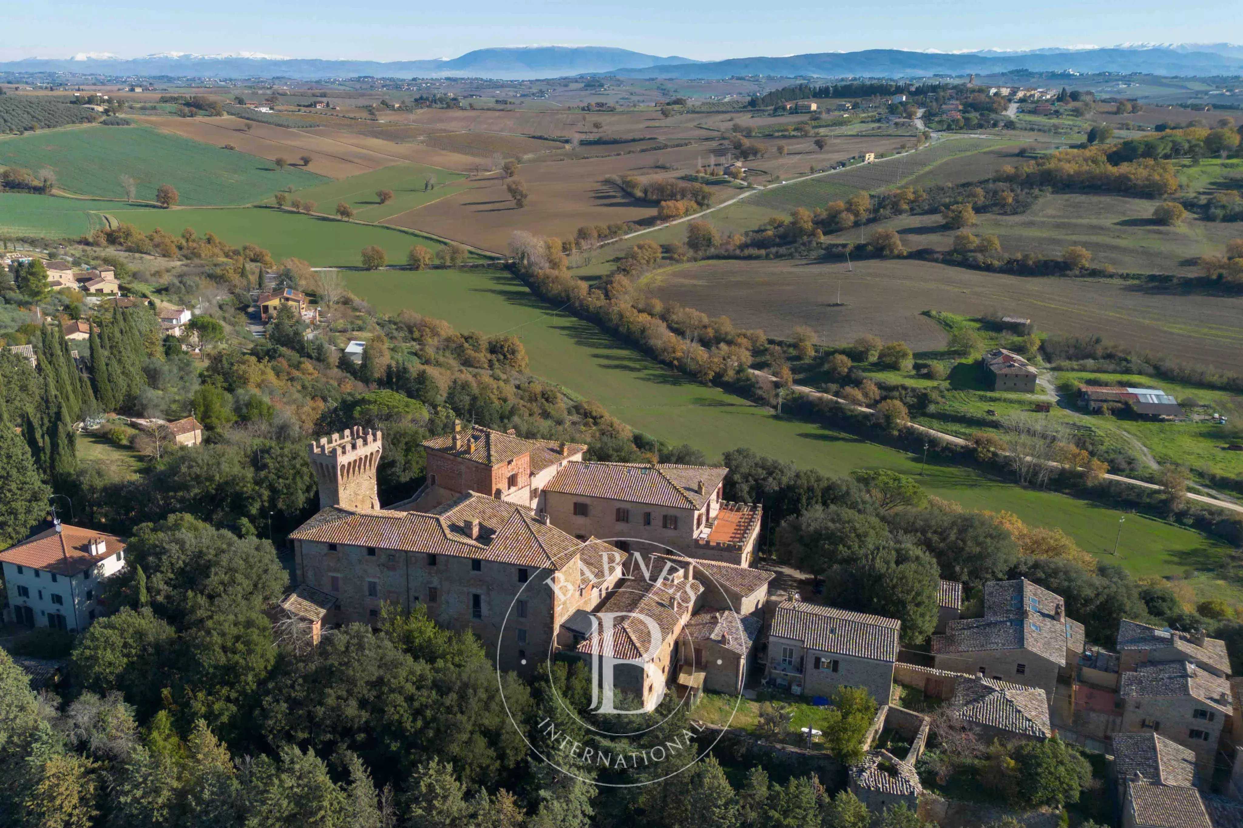 Marsciano  - Château 30 Pi&egrave;ces 9 Chambres