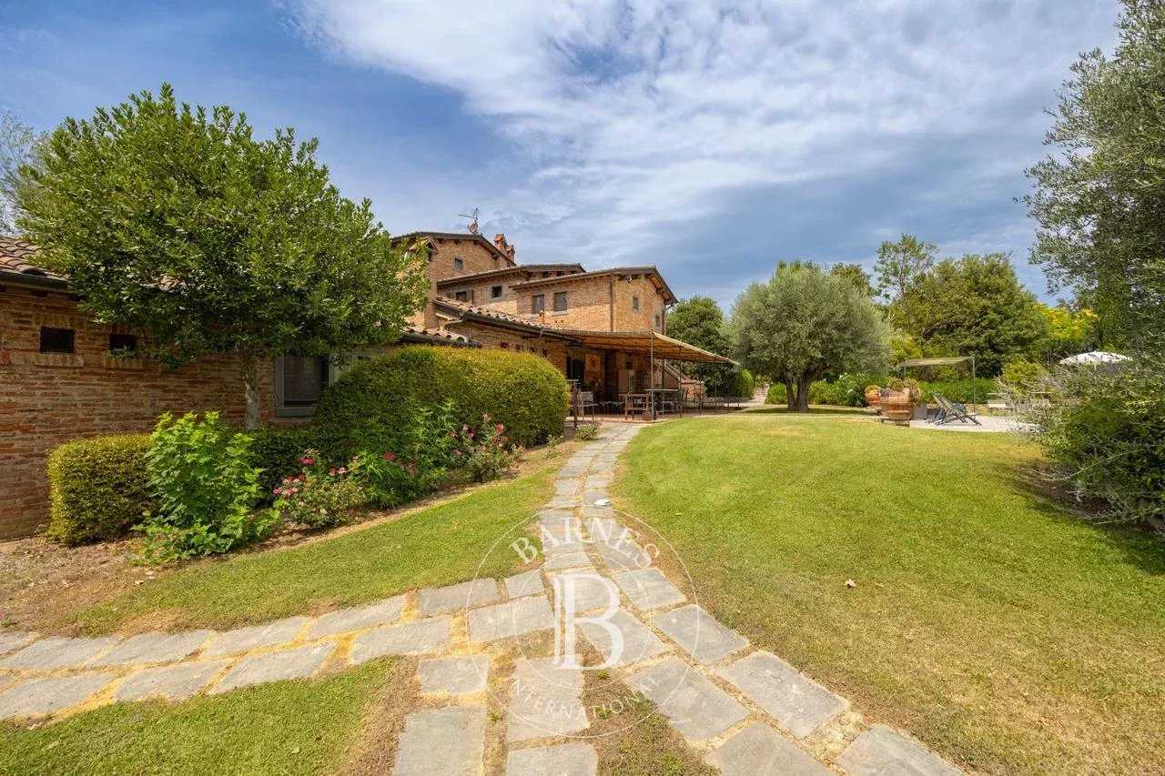 Cortona  - Chaumière 50 Pi&egrave;ces 30 Chambres