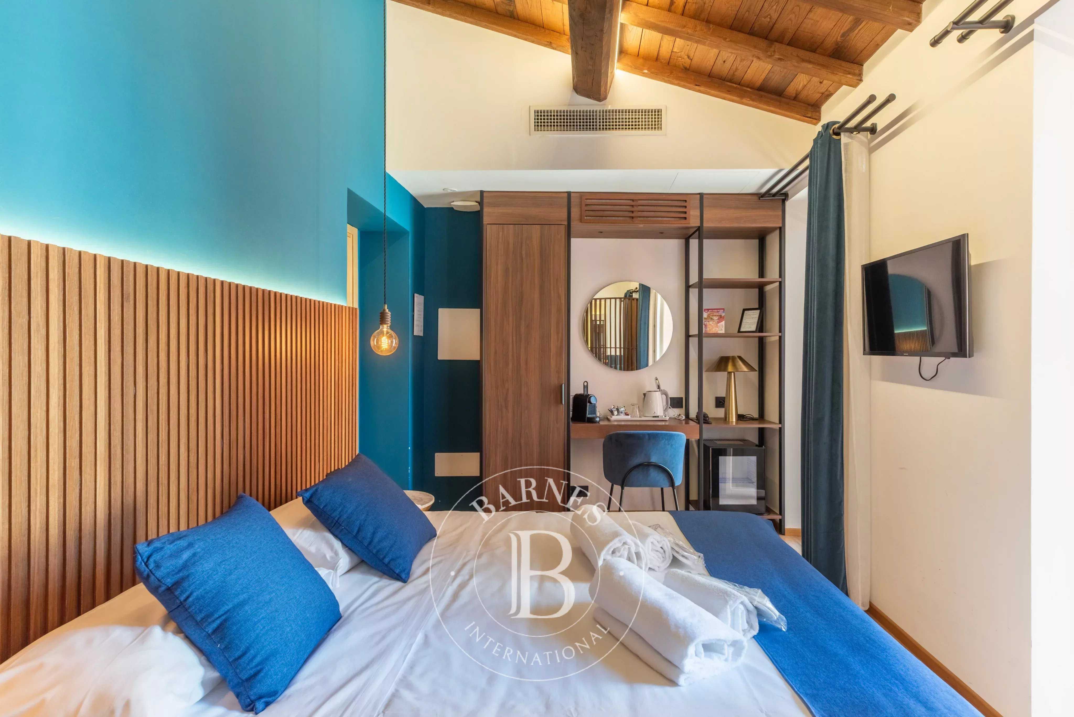 Roma  - Building 9 Bedrooms