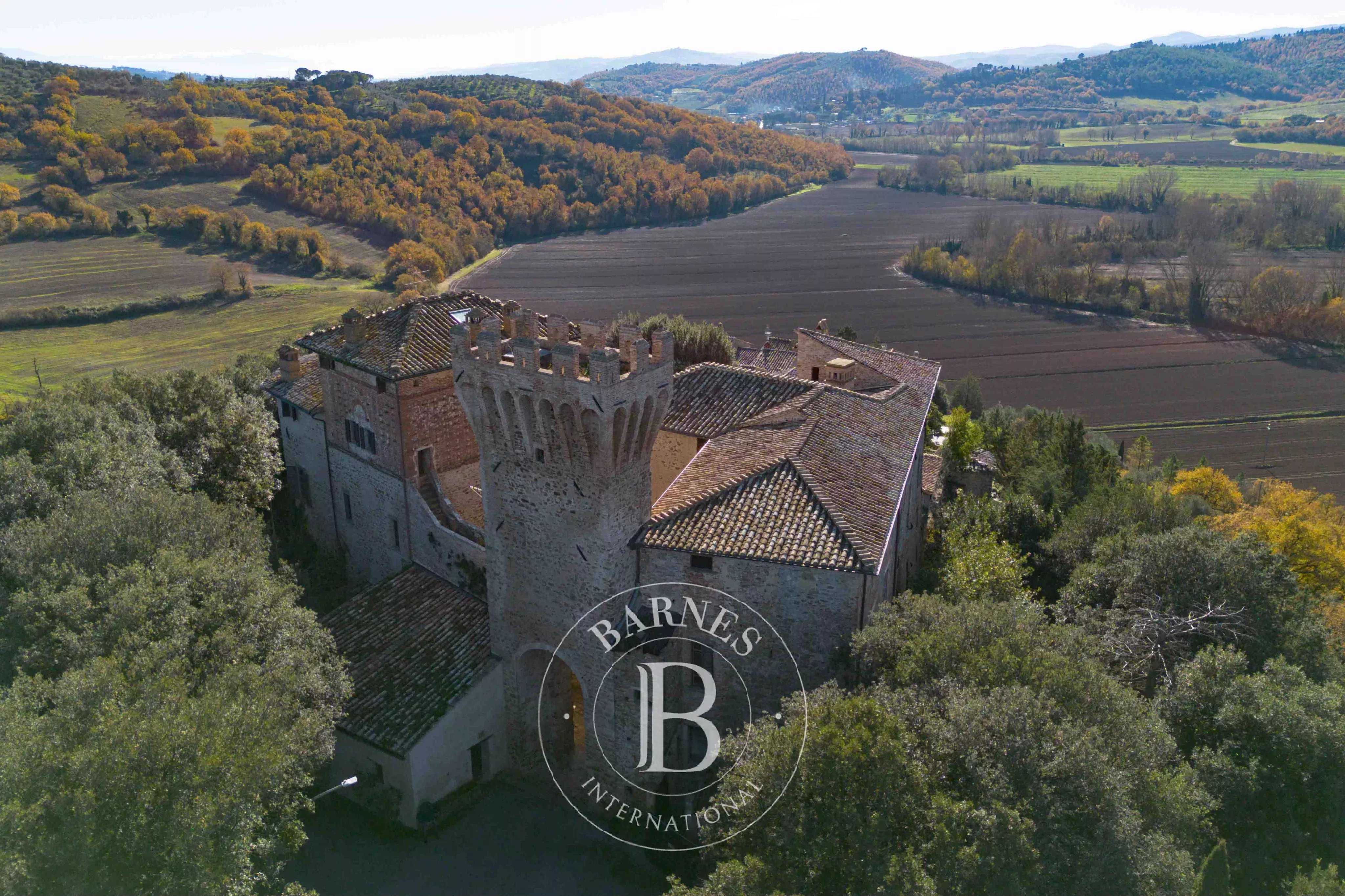 Marsciano  - Château 30 Pi&egrave;ces 9 Chambres