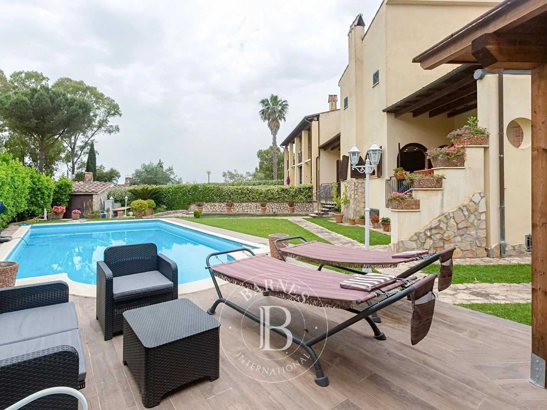 Villa Roma  -  ref 82353410 (picture 1)