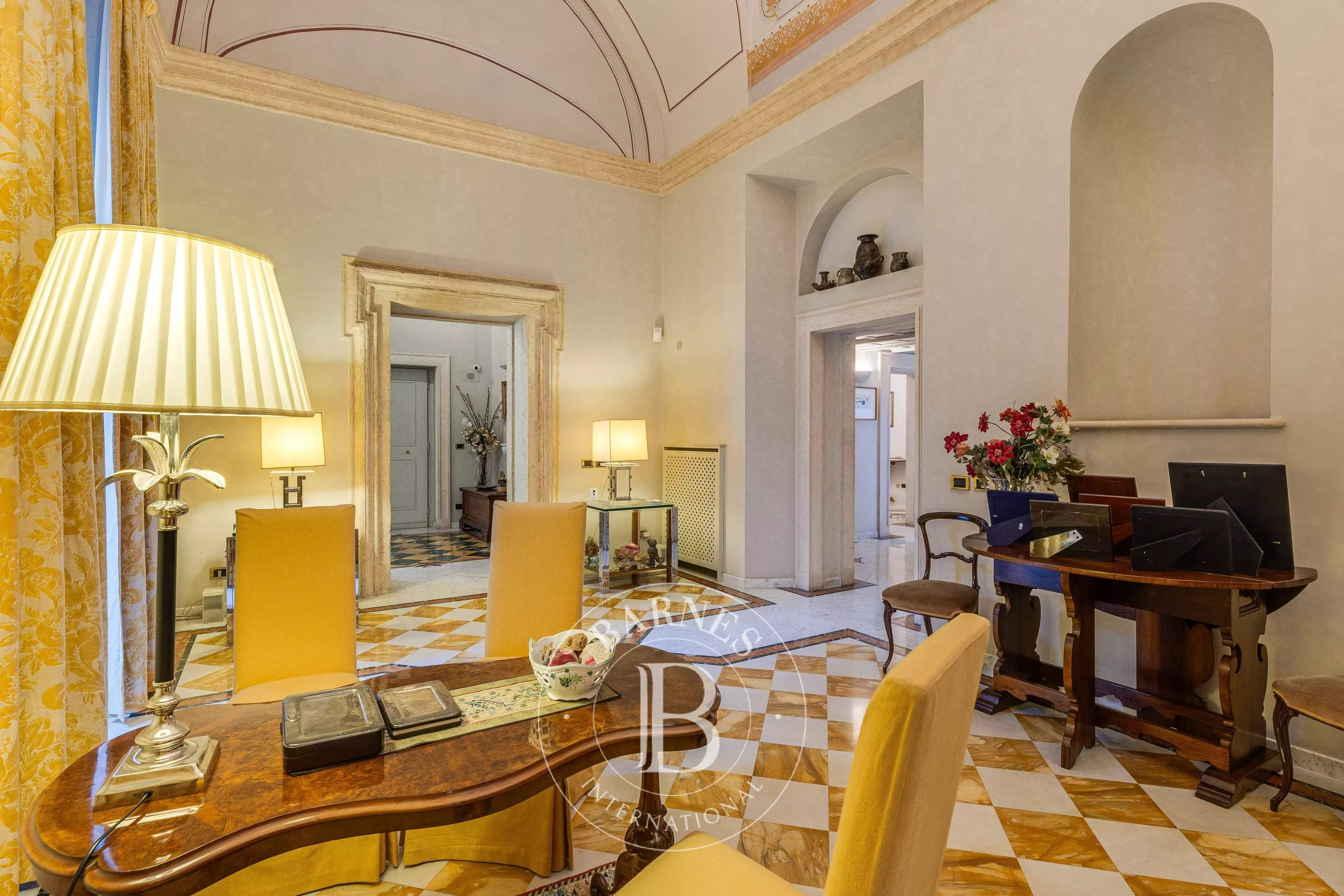 Roma  - Building 5 Bedrooms - picture 9