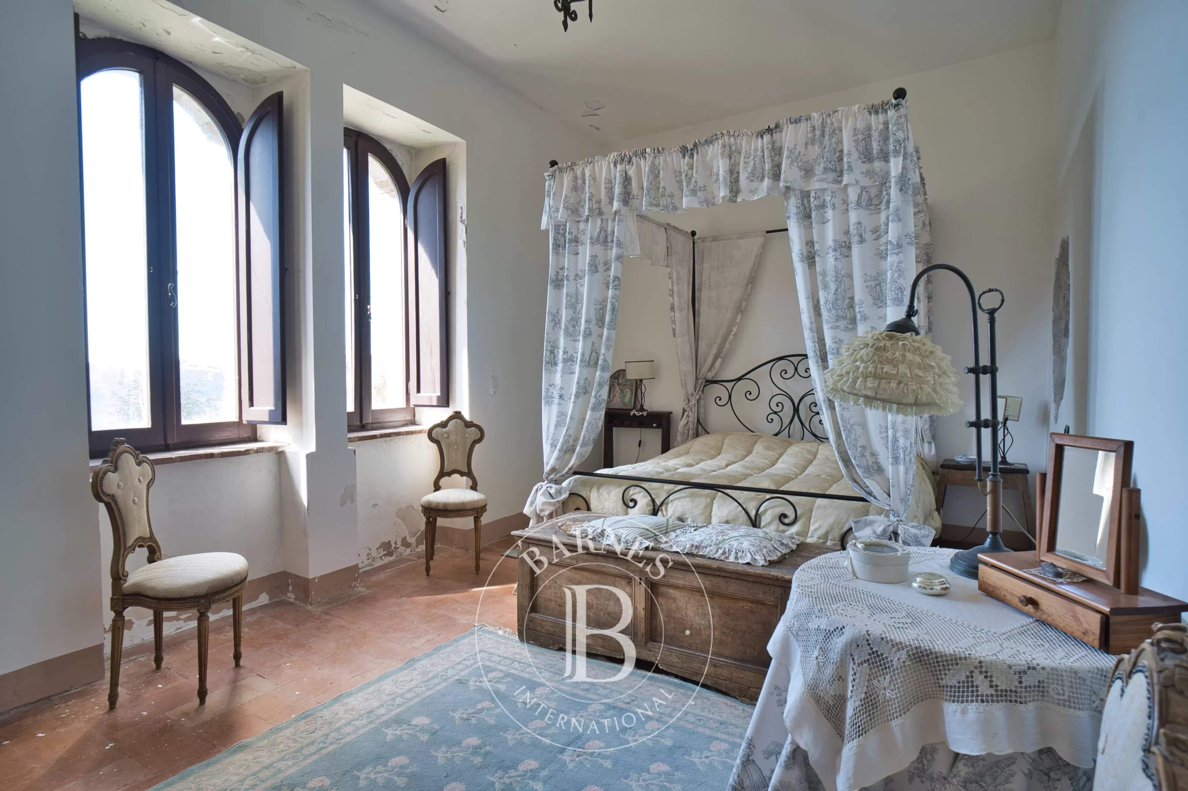 Todi  - Property 7 Bedrooms - picture 16