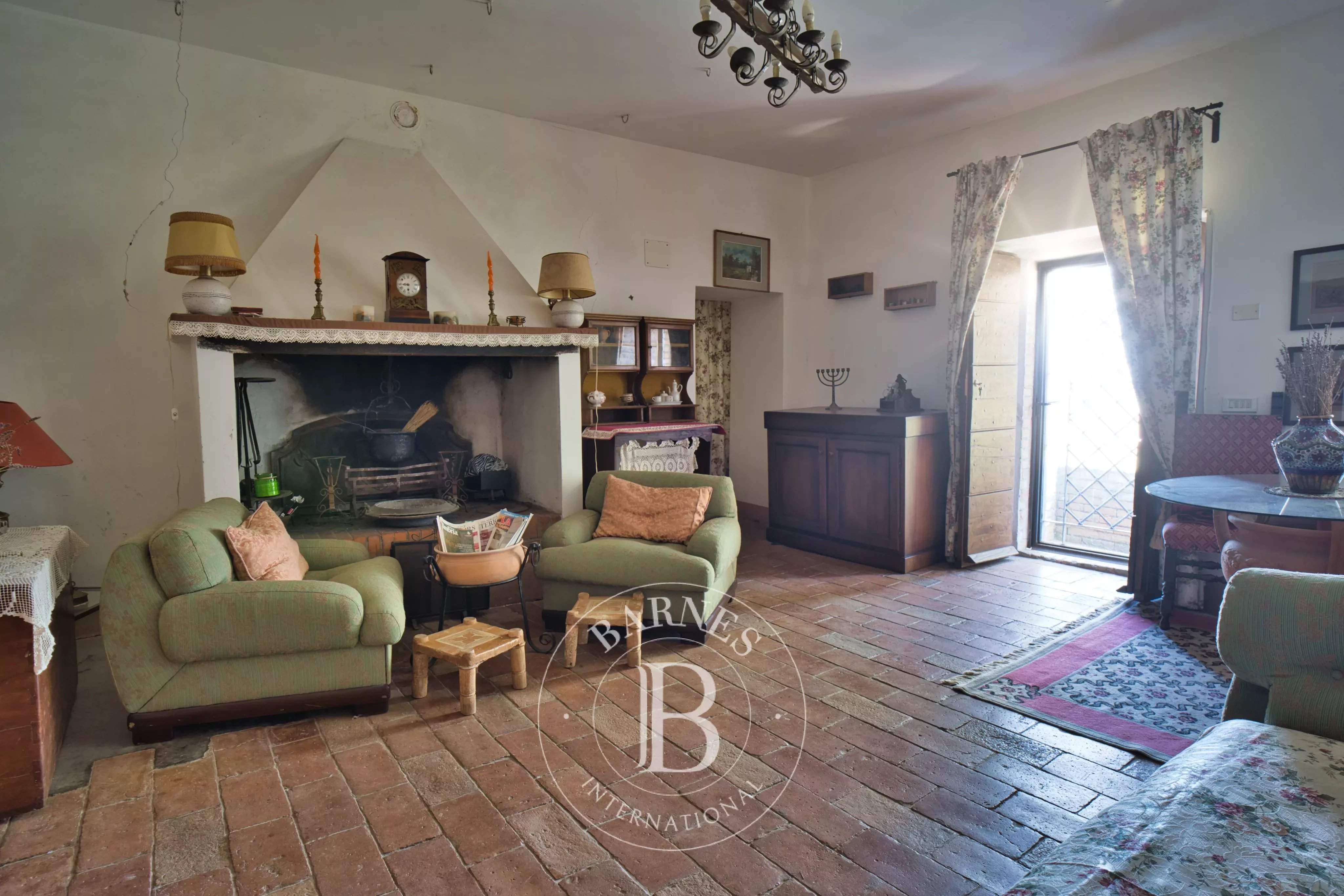 Todi  - Property 7 Bedrooms - picture 7