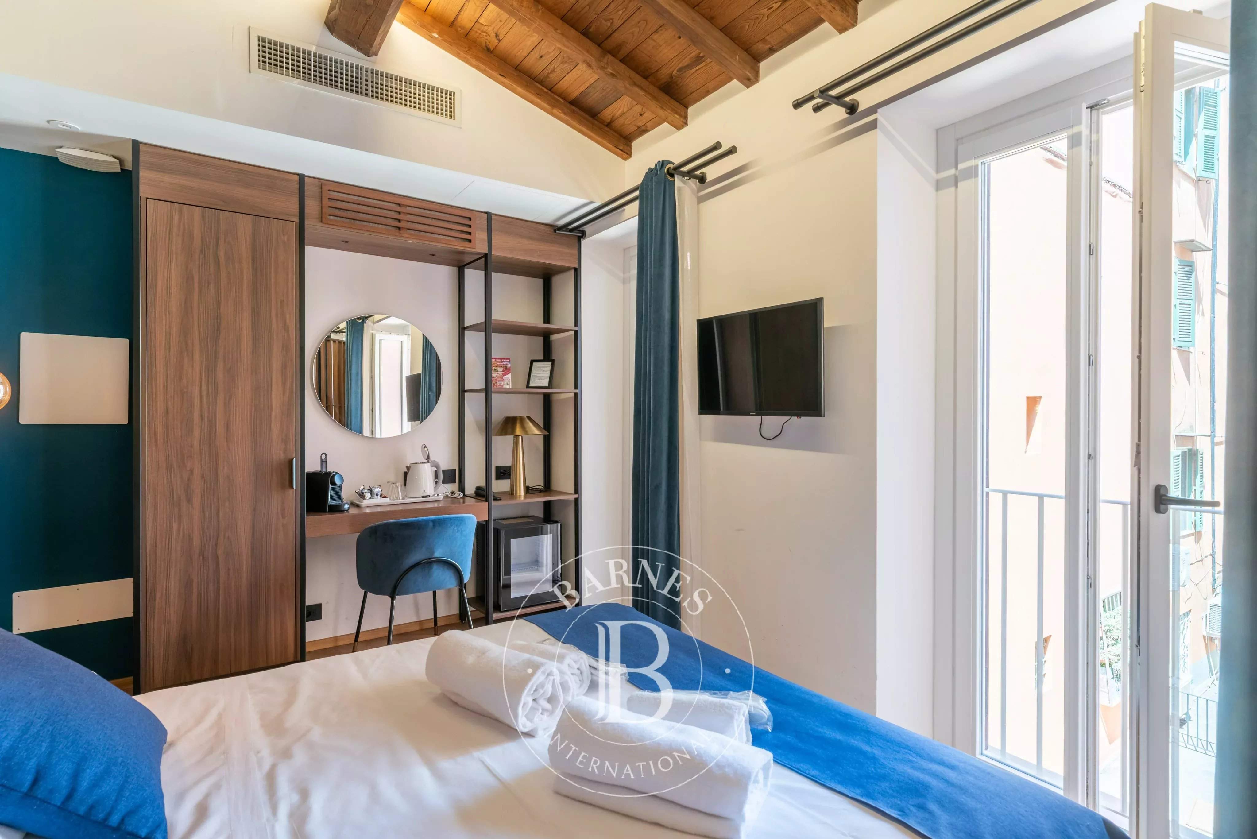 Roma  - Building 9 Bedrooms - picture 8