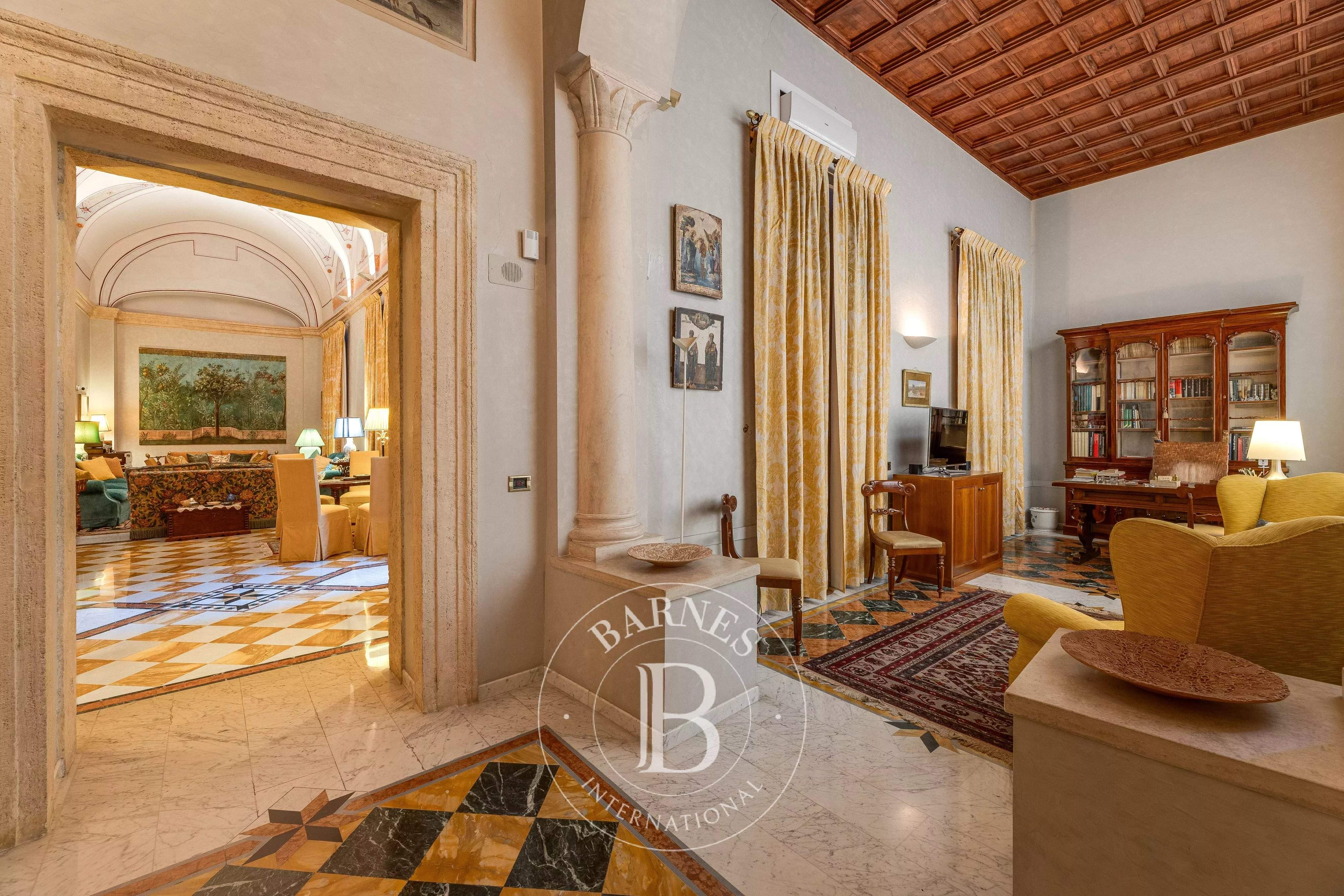 Roma  - Building 5 Bedrooms - picture 11