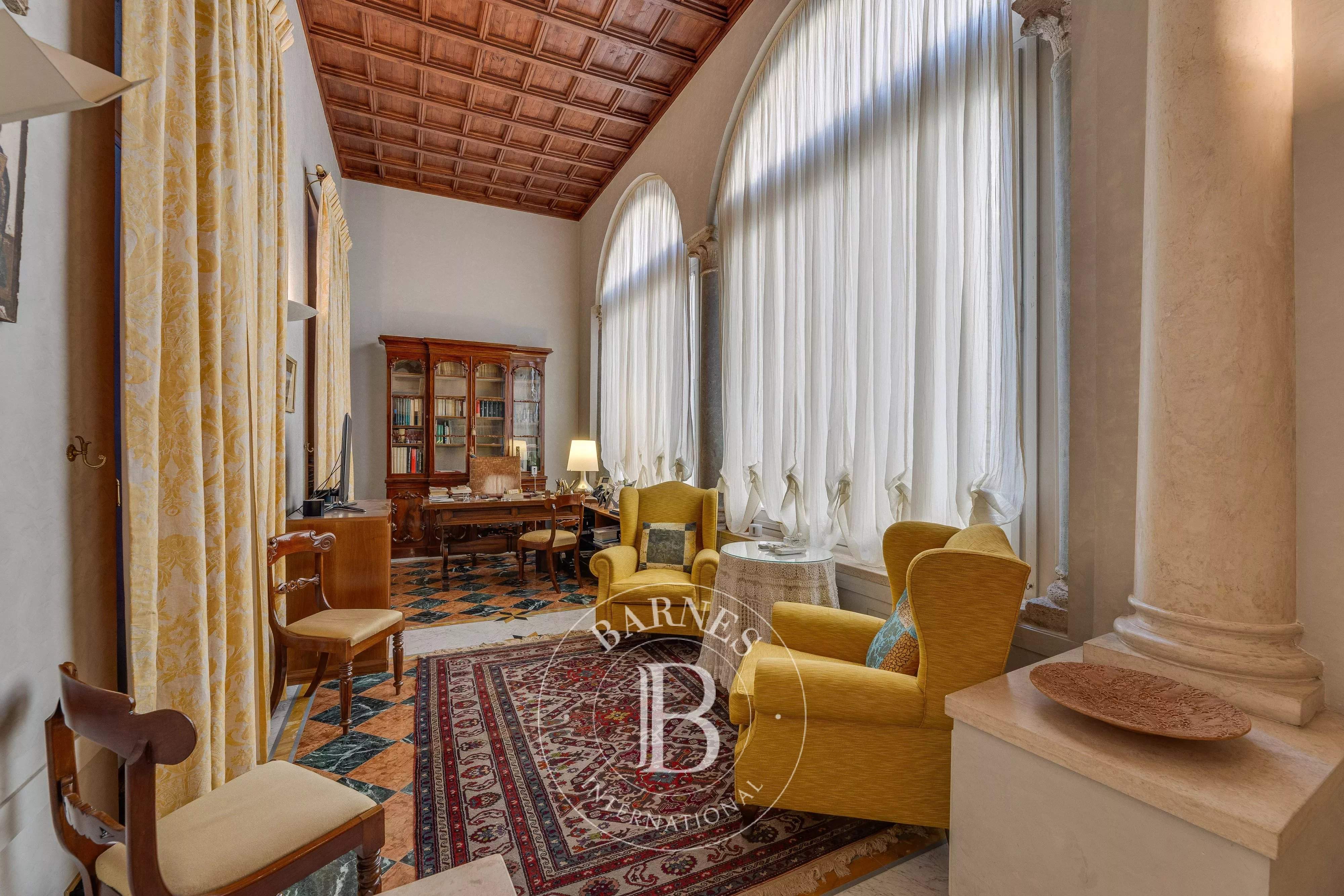 Roma  - Building 5 Bedrooms - picture 12