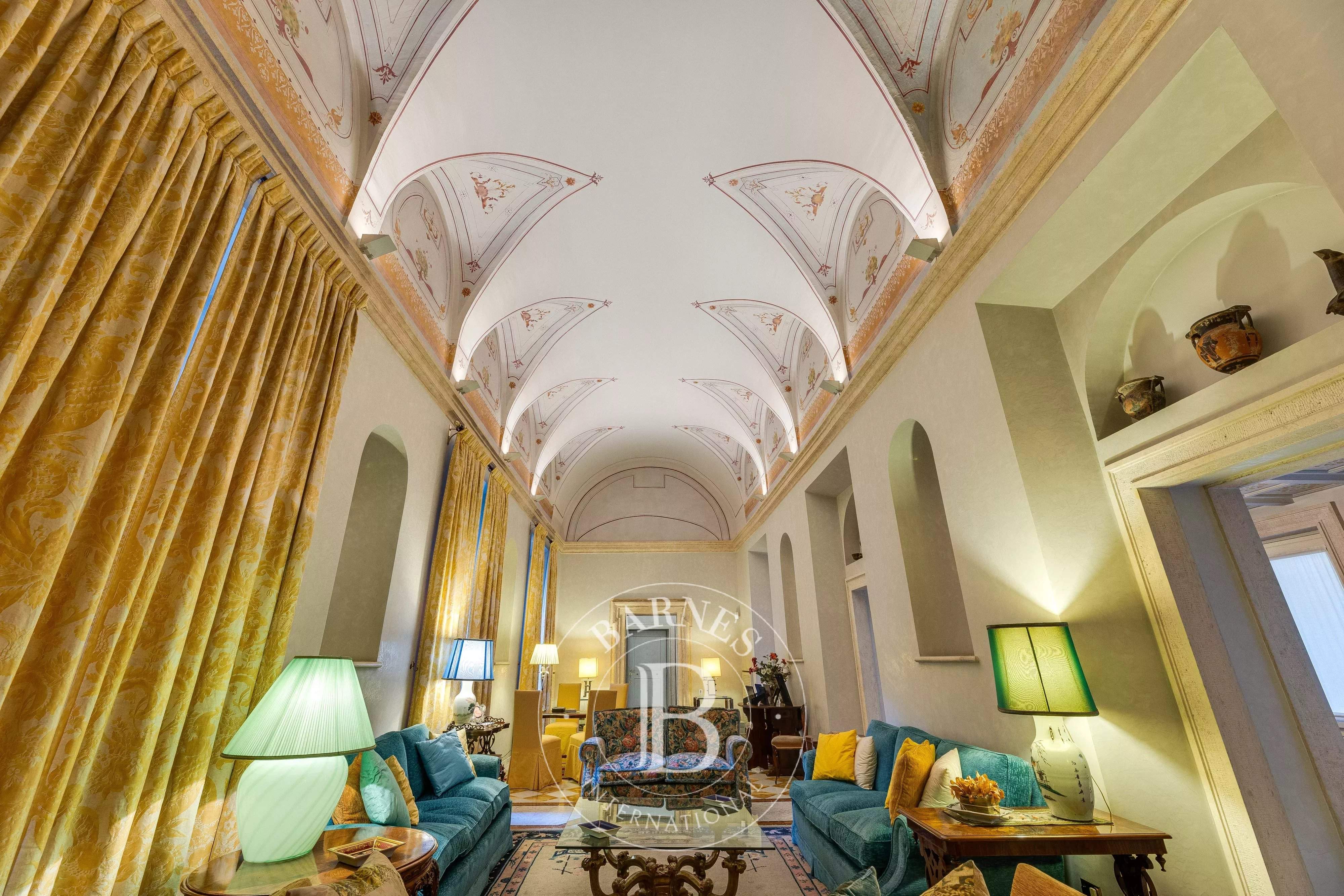 Roma  - Building 5 Bedrooms - picture 1