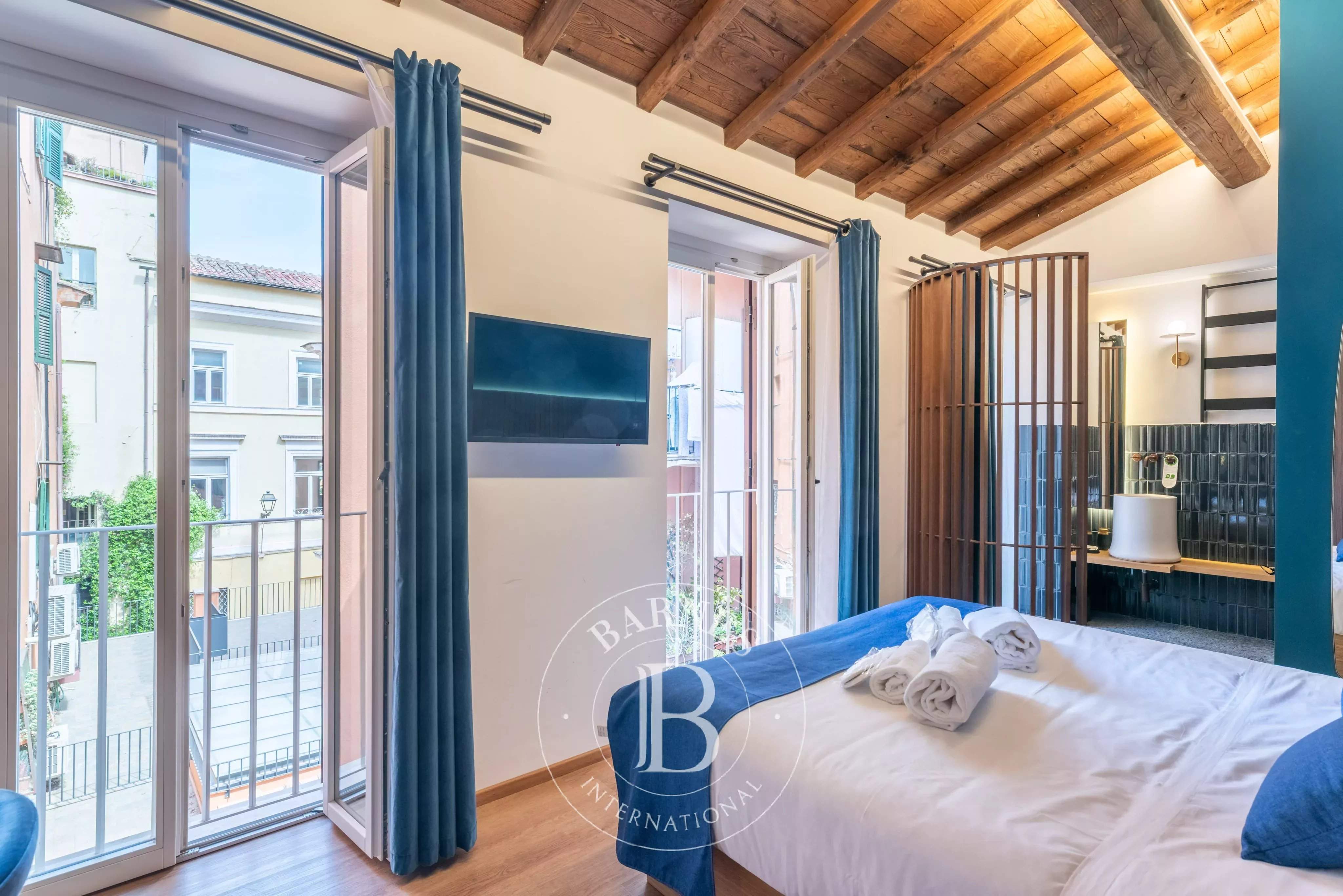 Roma  - Building 9 Bedrooms - picture 3