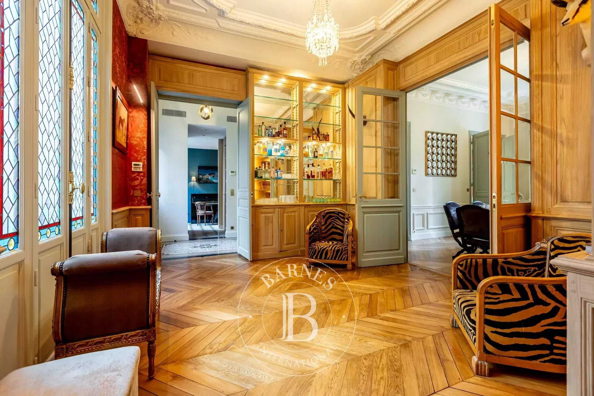 Paris  - Hôtel particulier  7 Chambres