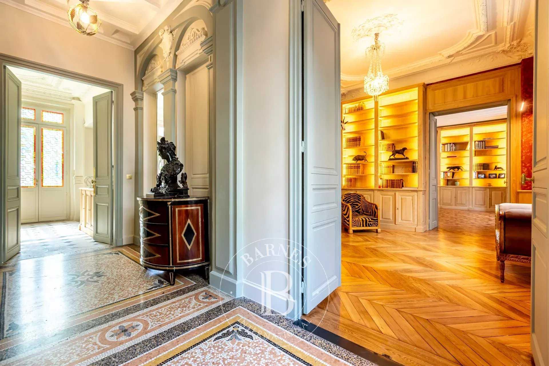 Paris  - Hôtel particulier  7 Chambres