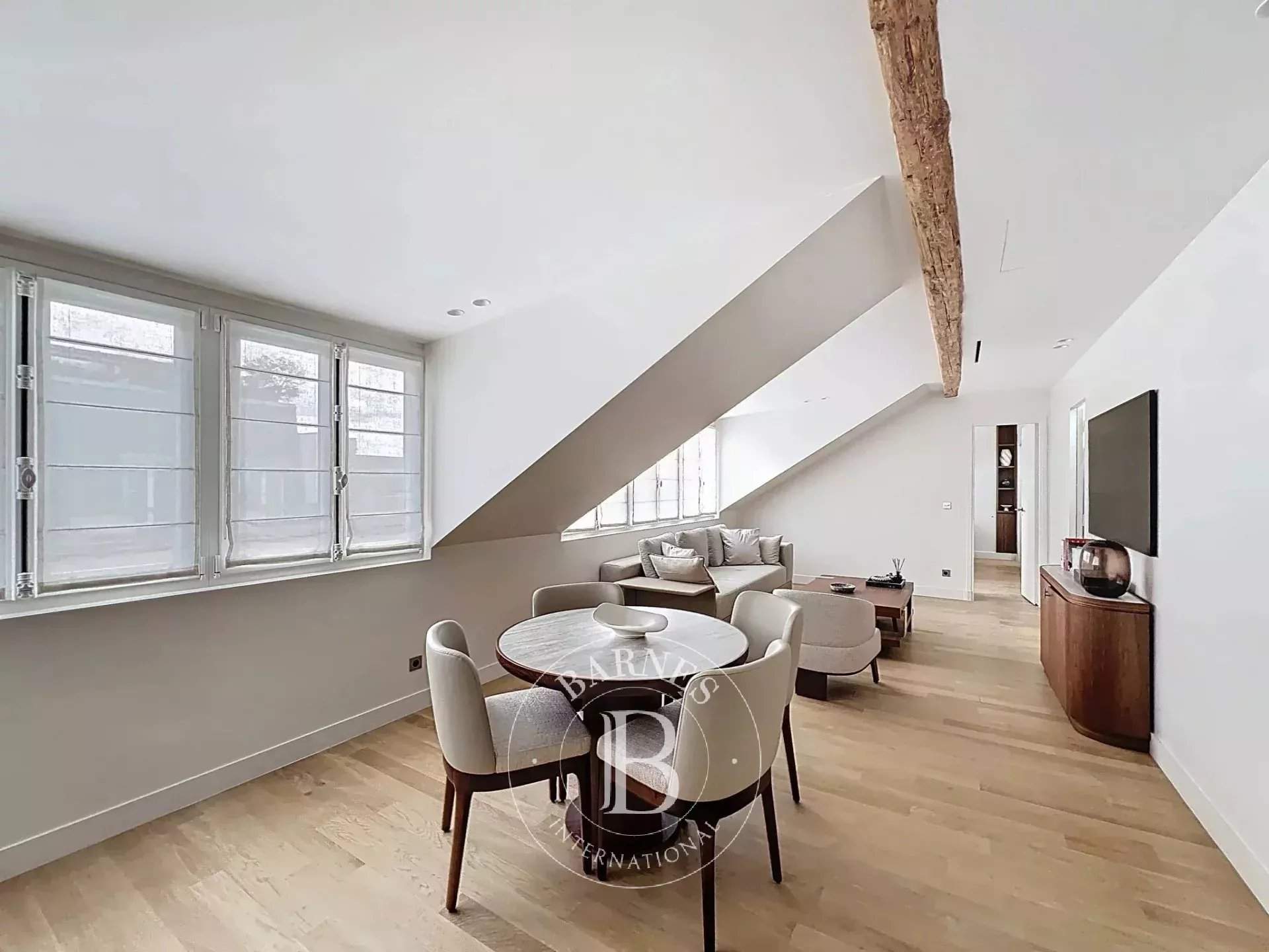 PARIS VIII - 1 BEDROOM picture 1