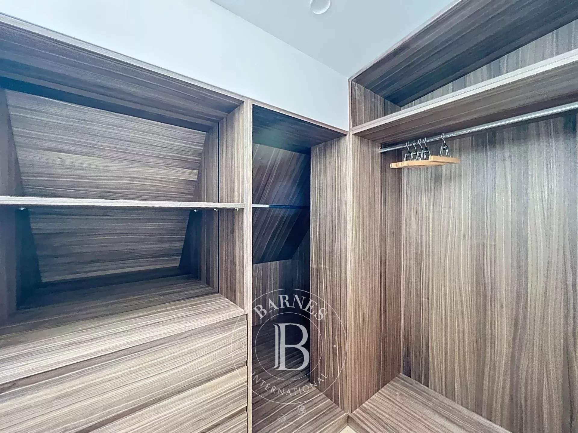 PARIS VIII - 1 BEDROOM picture 4