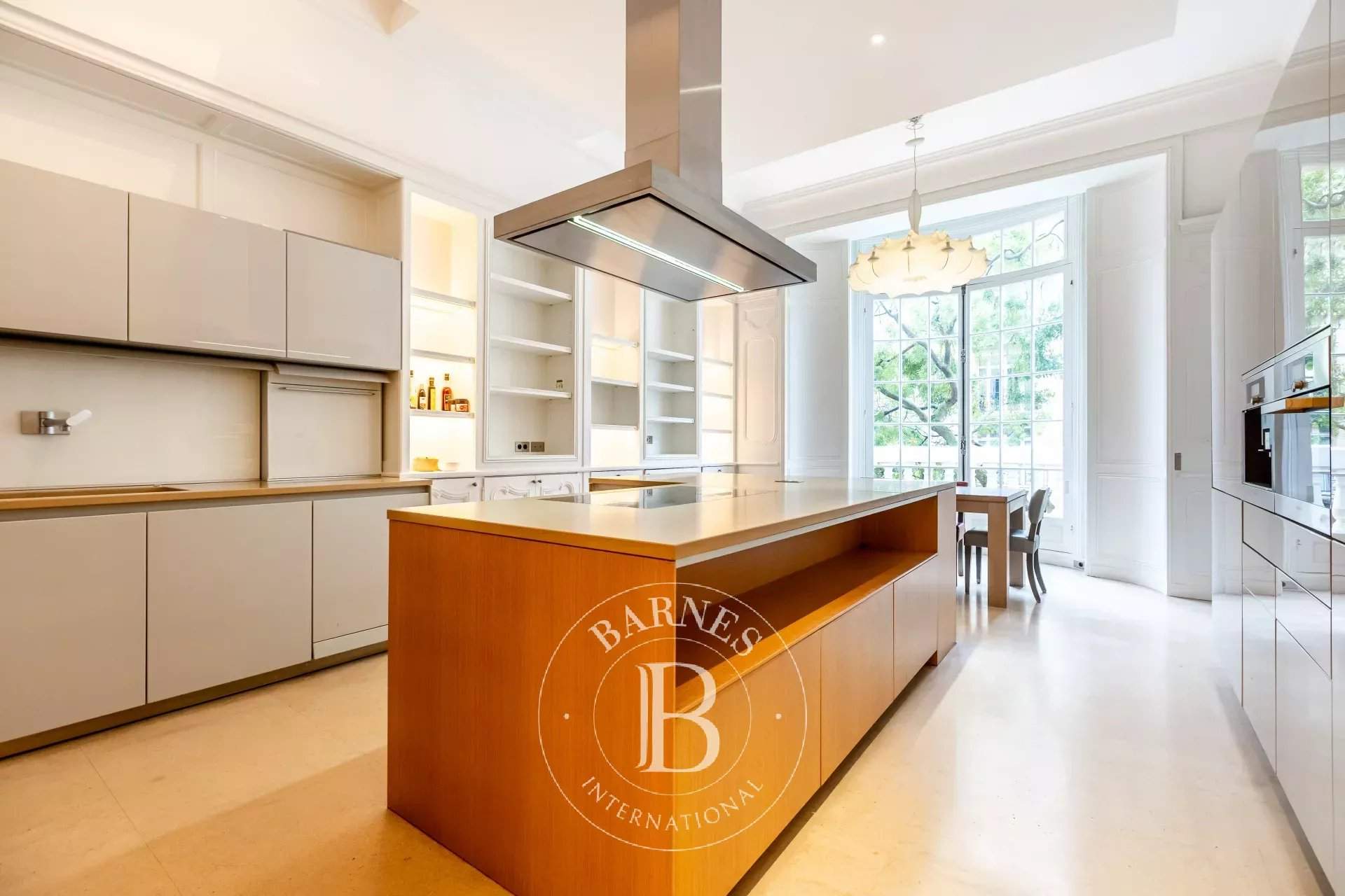 PARIS 16 - APARTMENT - 4/5 BEDROOMS picture 13