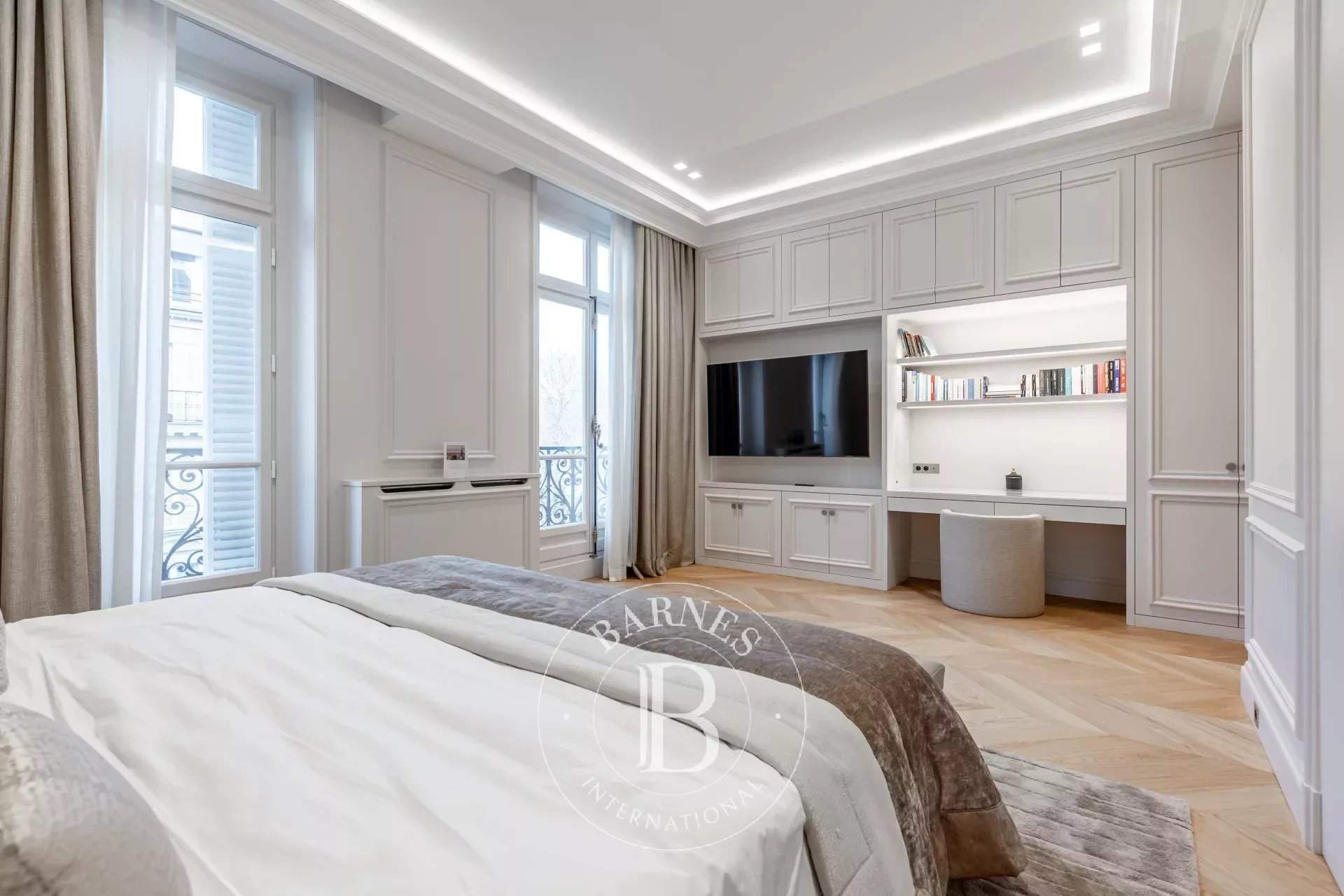 PARIS 08 - APPARTMENT - 5 BEDROOMS picture 14