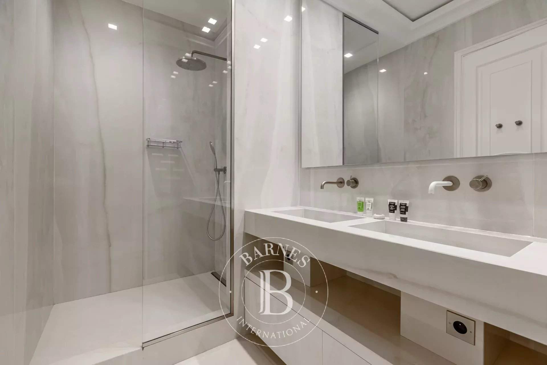 PARIS 08 - APPARTMENT - 5 BEDROOMS picture 15