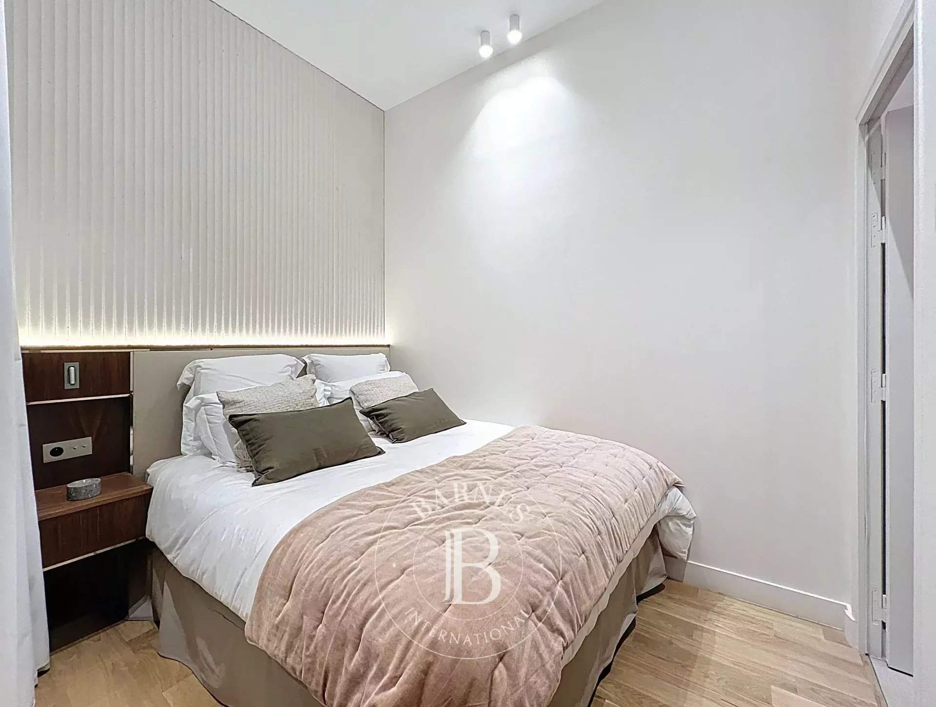 PARIS VIII - 1 BEDROOM picture 3