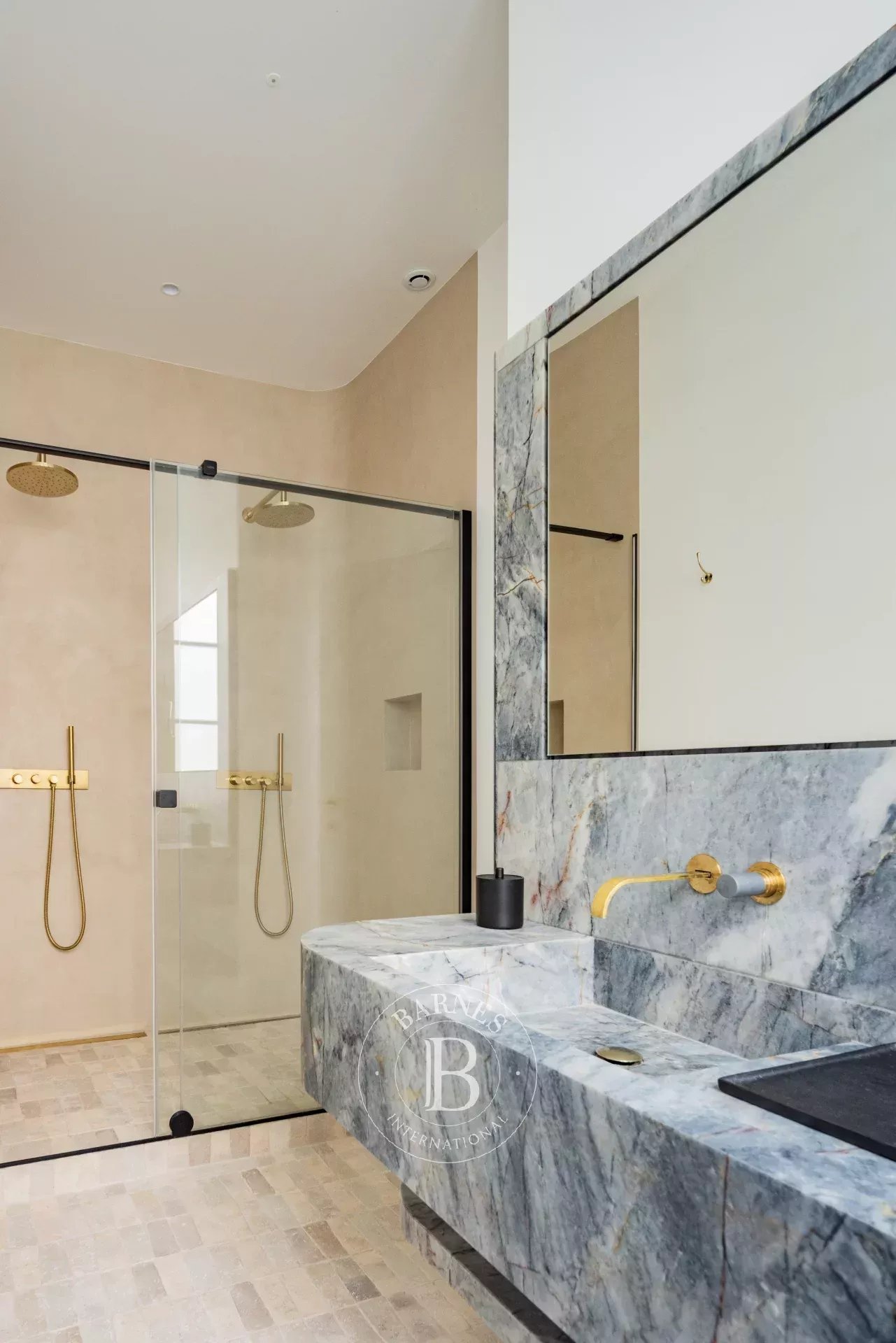 PARIS VIII - 3 BEDROOM APARTMENT -  6 GUESTS picture 13