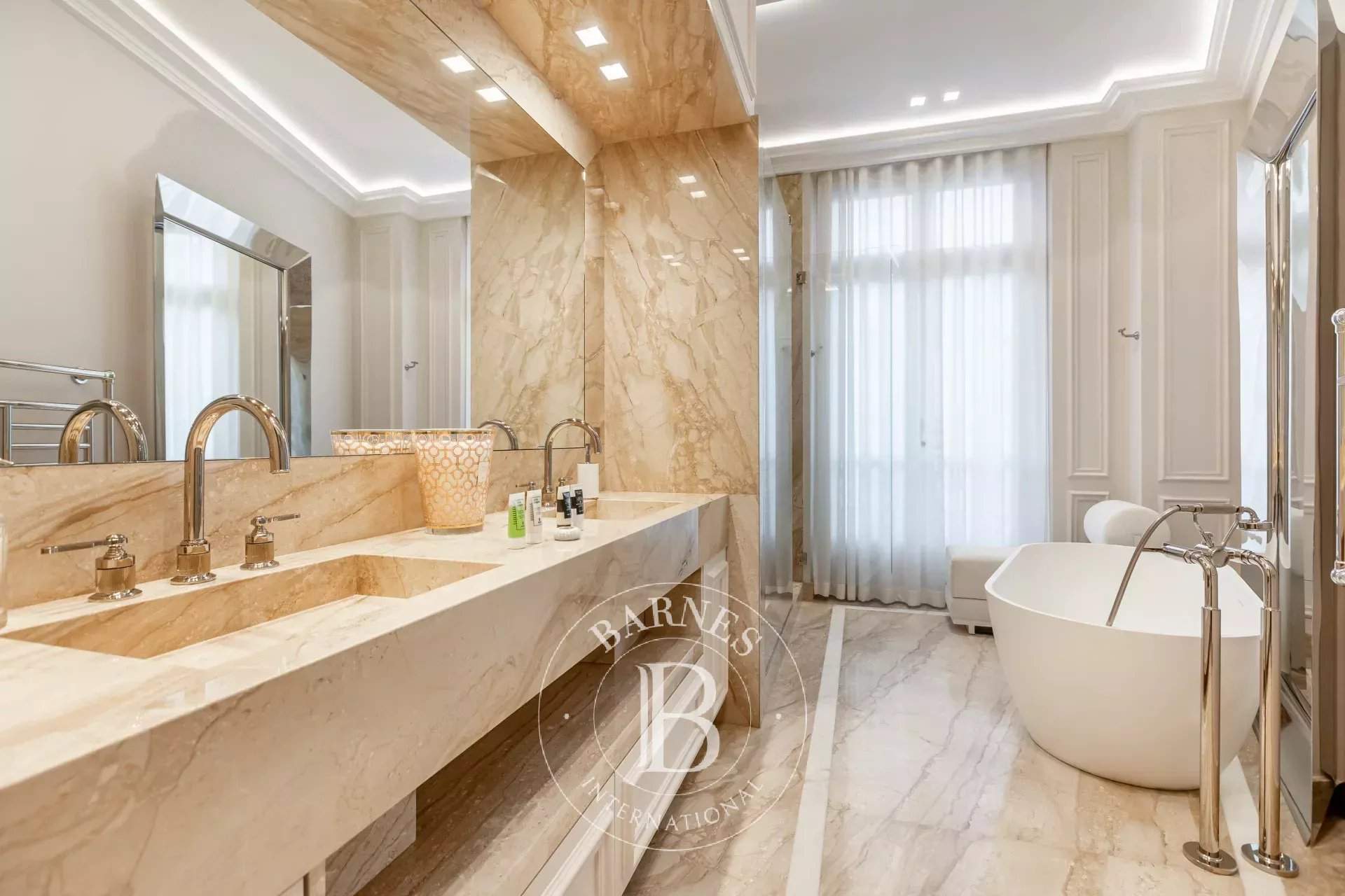 PARIS 08 - APPARTMENT - 5 BEDROOMS picture 12