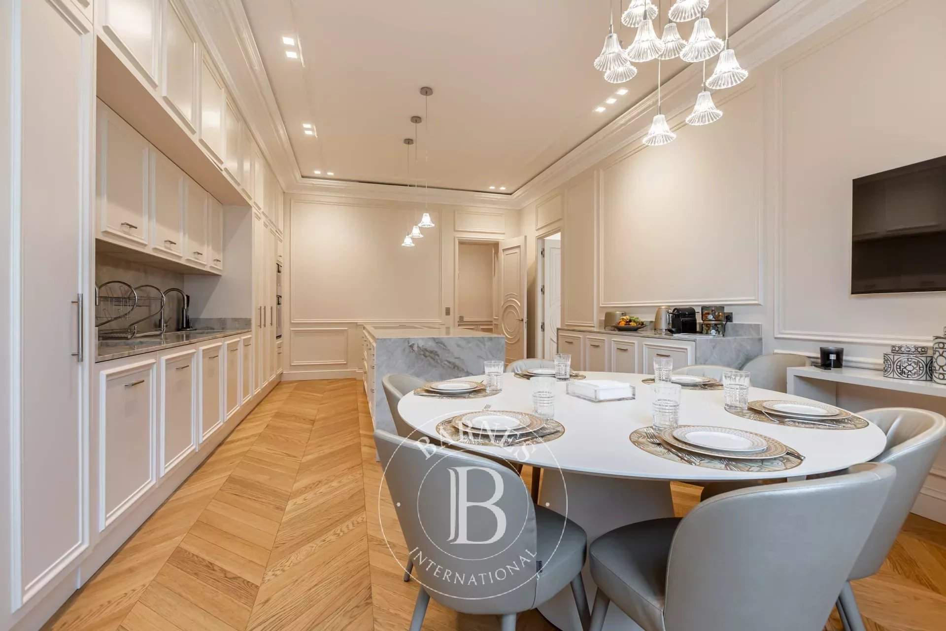 PARIS 08 - APPARTMENT - 5 BEDROOMS picture 4