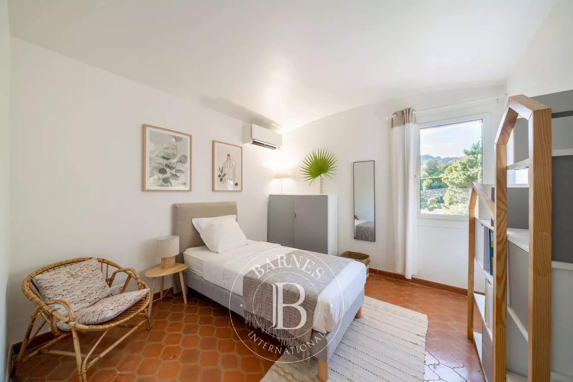 SAINT JEAN DE CANNES - VILLA 4 BEDROOMS IN A PEACEFUL LOCATION WITH VIEWS OF THE SEA AND HILLS picture 1