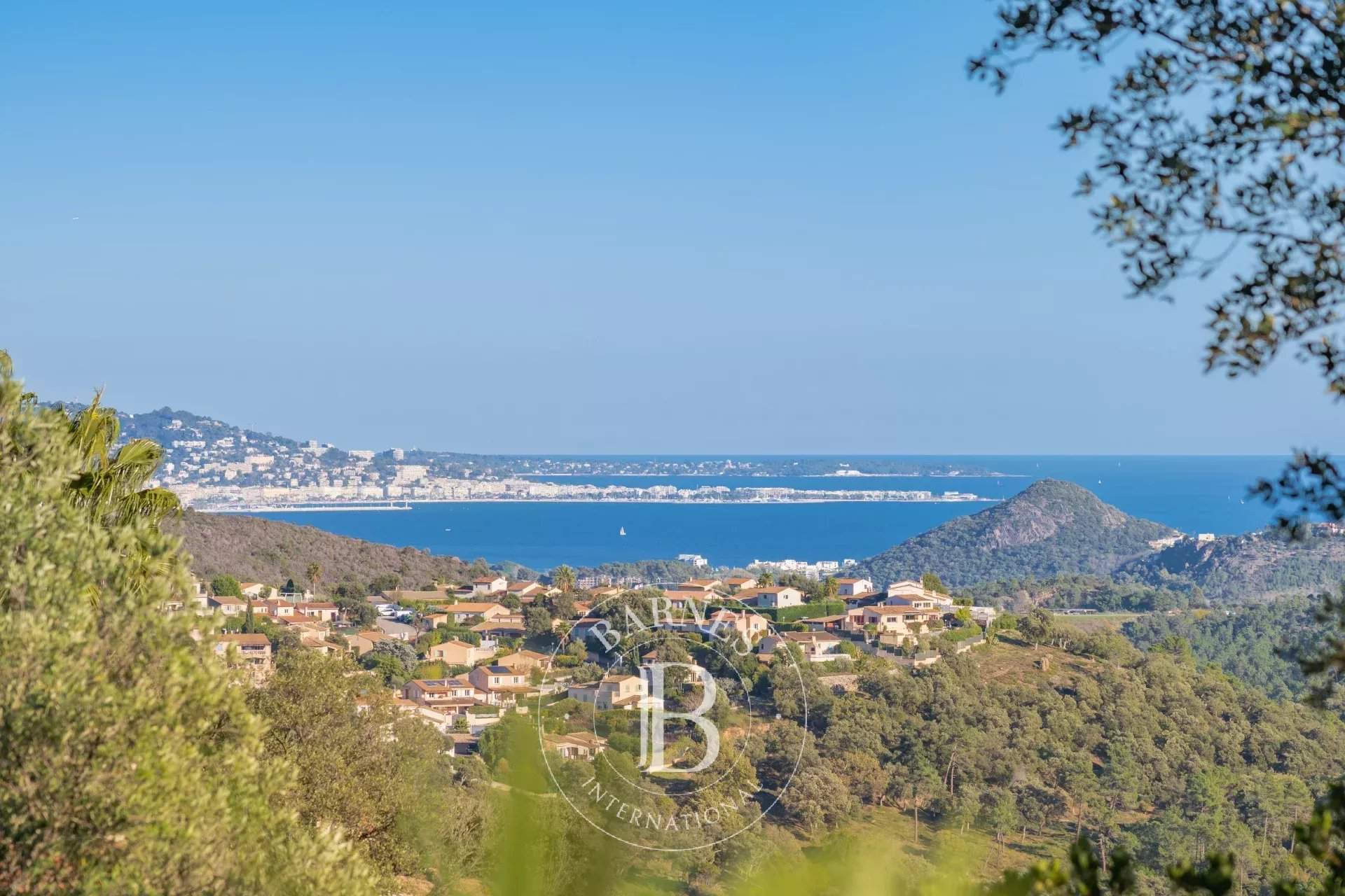 SAINT JEAN DE CANNES - VILLA 4 BEDROOMS IN A PEACEFUL LOCATION WITH VIEWS OF THE SEA AND HILLS picture 14